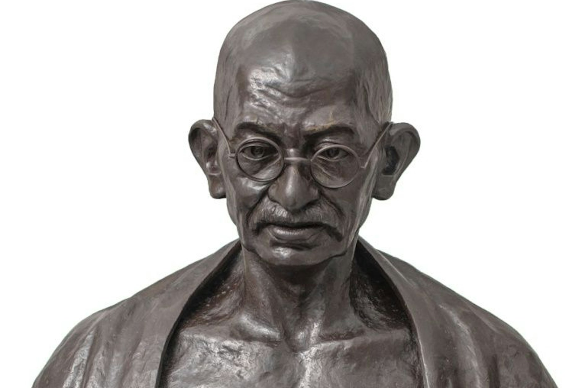 Die gestohlene Brille auf der Büste von Mahatma Gandhi.