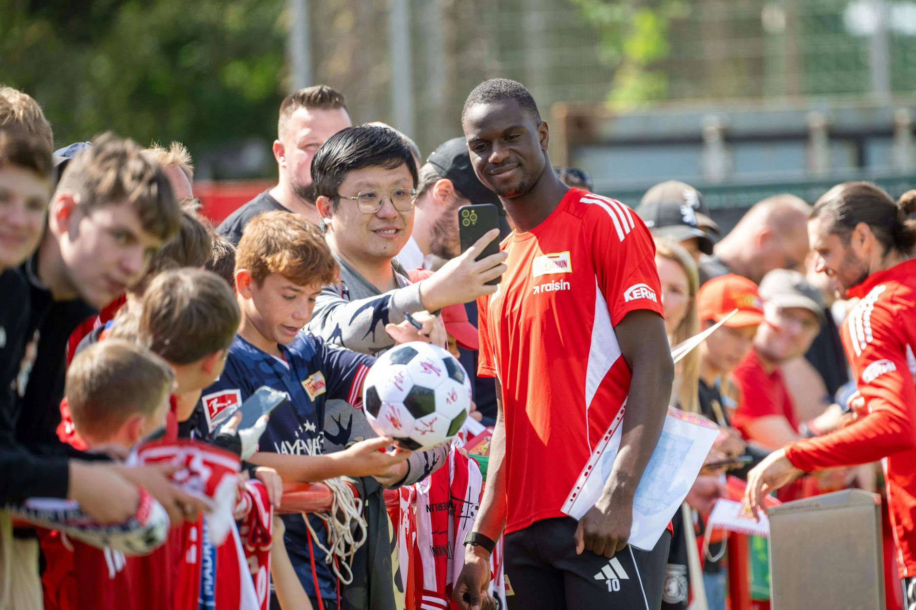 Begehrter Selfie-Partner der Fans beim öffentlichen Training des 1. FC Union Berlin am Dienstag: Ilyas Ansah