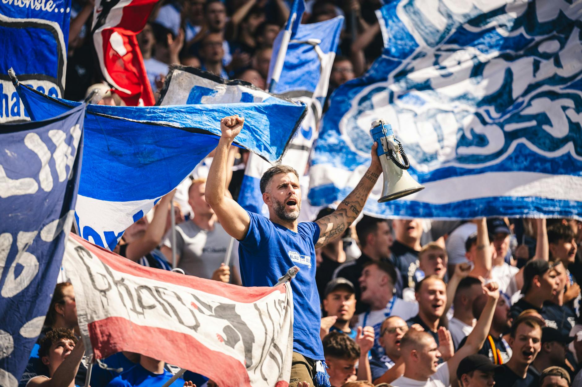 Unter der Regie von Vorsänger Kreisel unterstützten die Fans von Hertha BSC ihre Mannschaft auch beim SV Darmstadt 98.