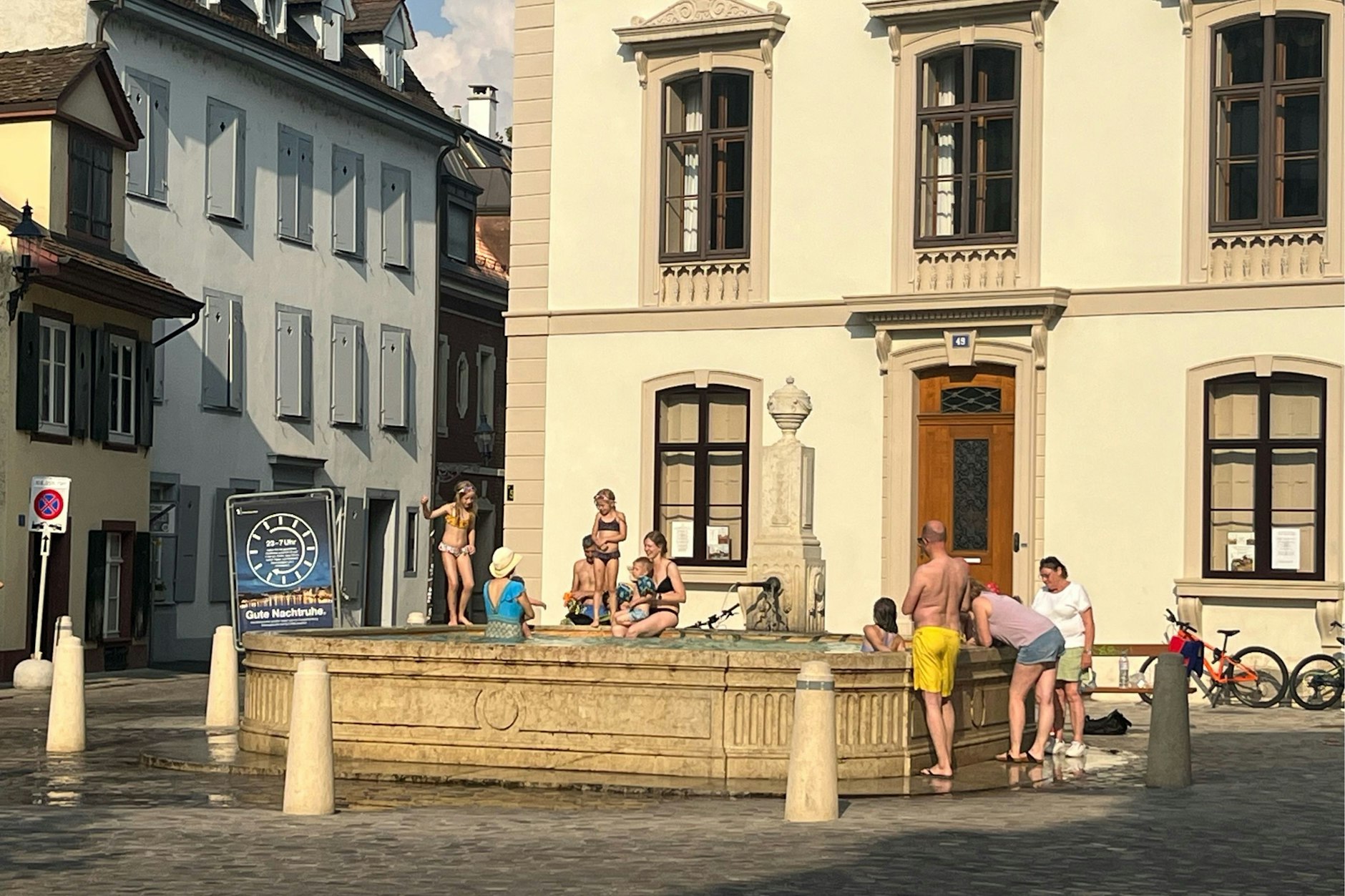 In Basel ist das Baden in den städtischen Springbrunnen erwünscht und abkühlend.