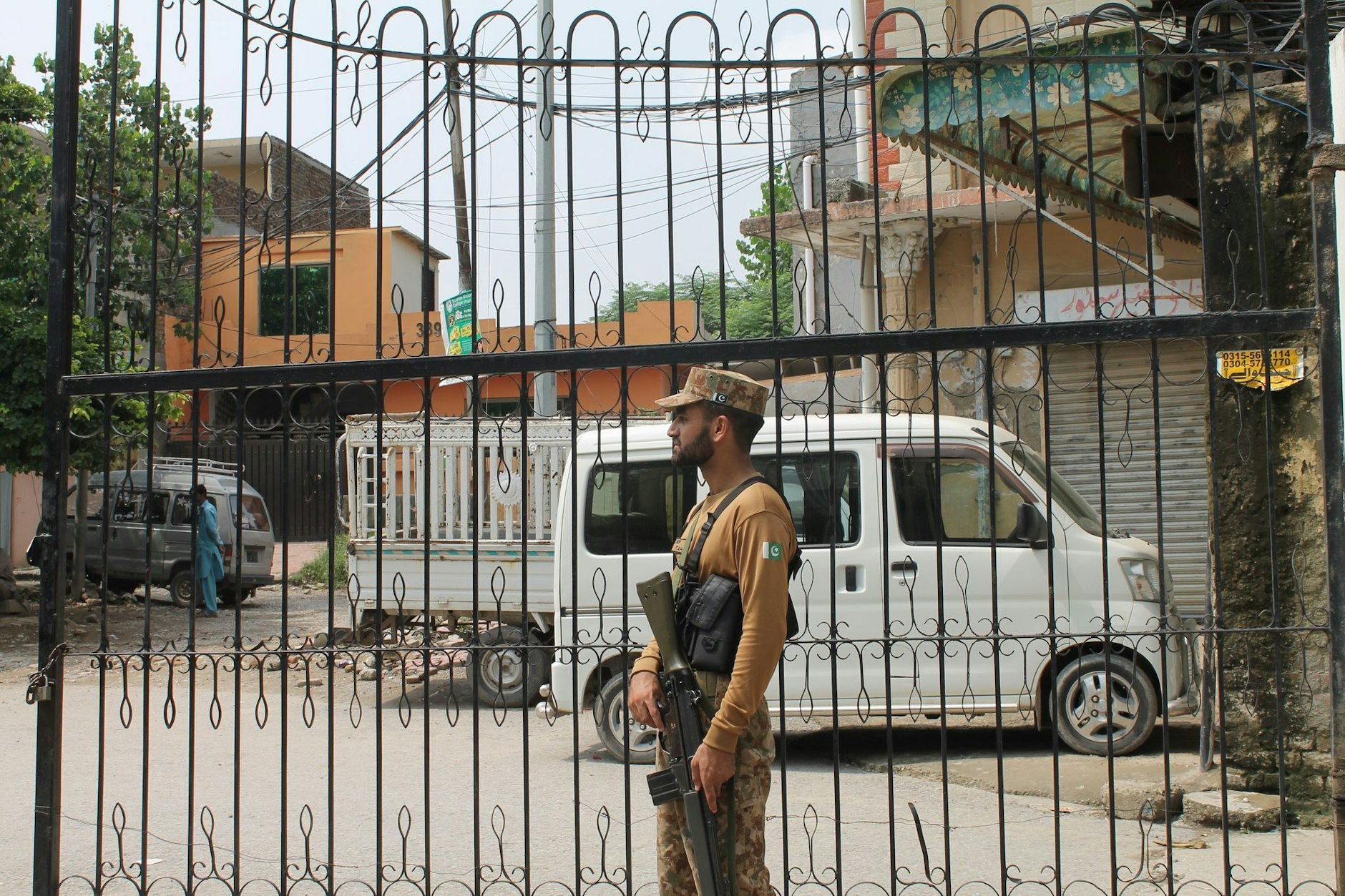 Ein Wachmann steht vor dem Haji-Abschiebezentrum in der pakistanischen Hauptstadt. Zahlreichen Afghanen droht die Abschiebung aus Afghanistan.