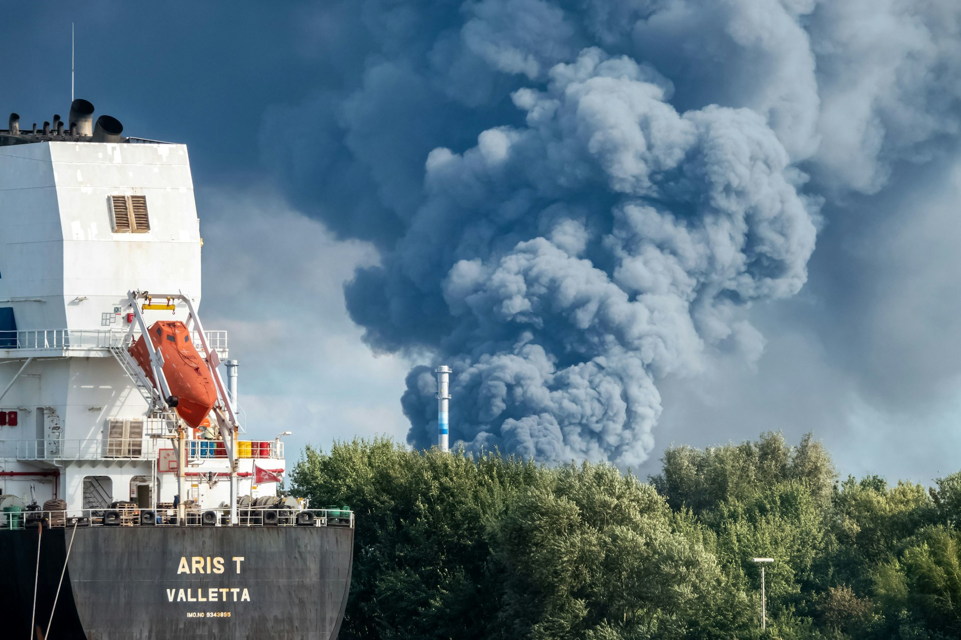 Dichter Qualm ist bei einem Großbrand in Hamburg zu sehen. Nachdem in einer Lagerhalle in einem Hamburger Gewerbegebiet ein Feuer ausbrach kam es zu mehreren Explosionen. 