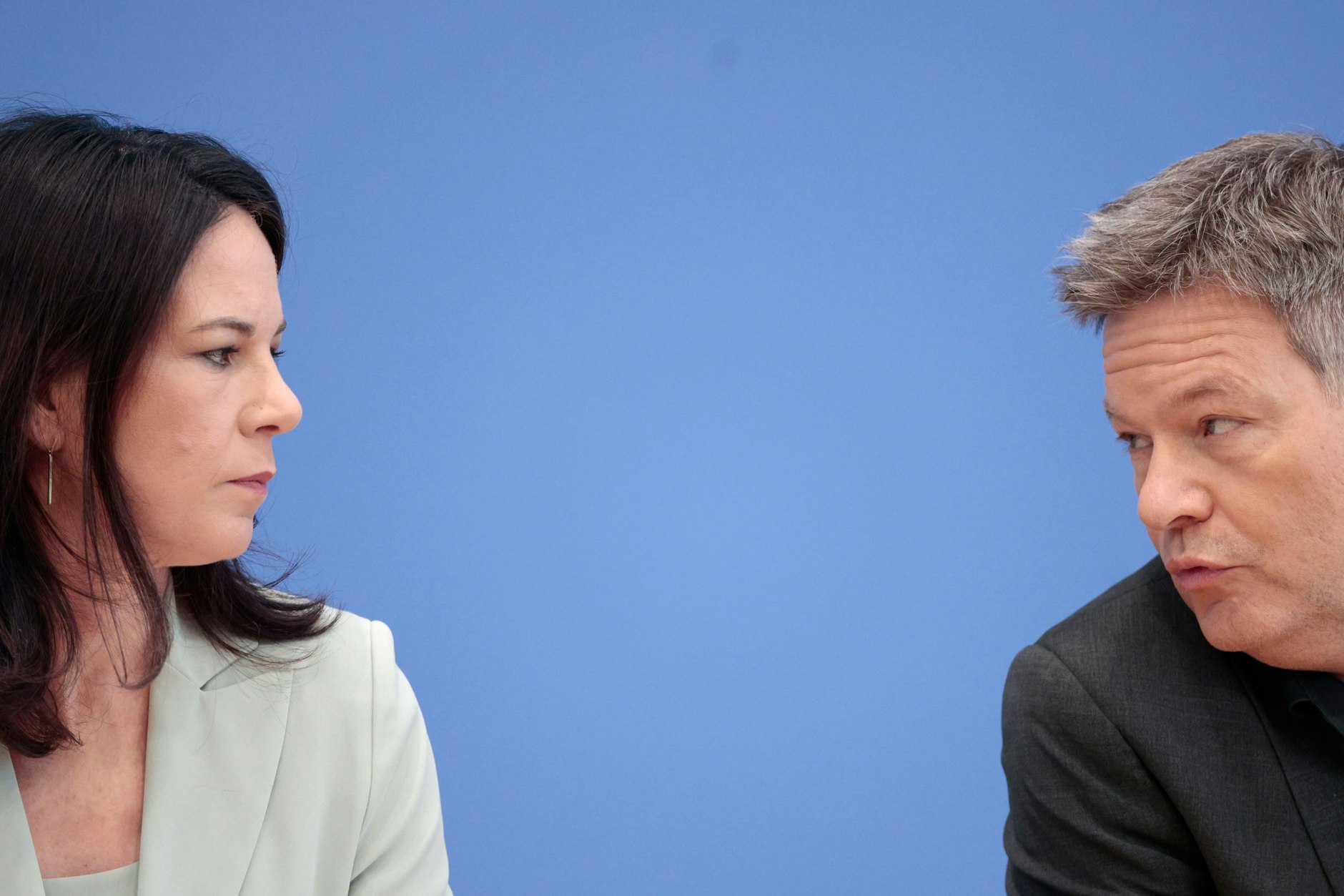 Getrennte Wege: die Grünen-Politiker Annalena Baerbock (l.) und Robert Habeck am Tag nach der Bundestagswahl 2025