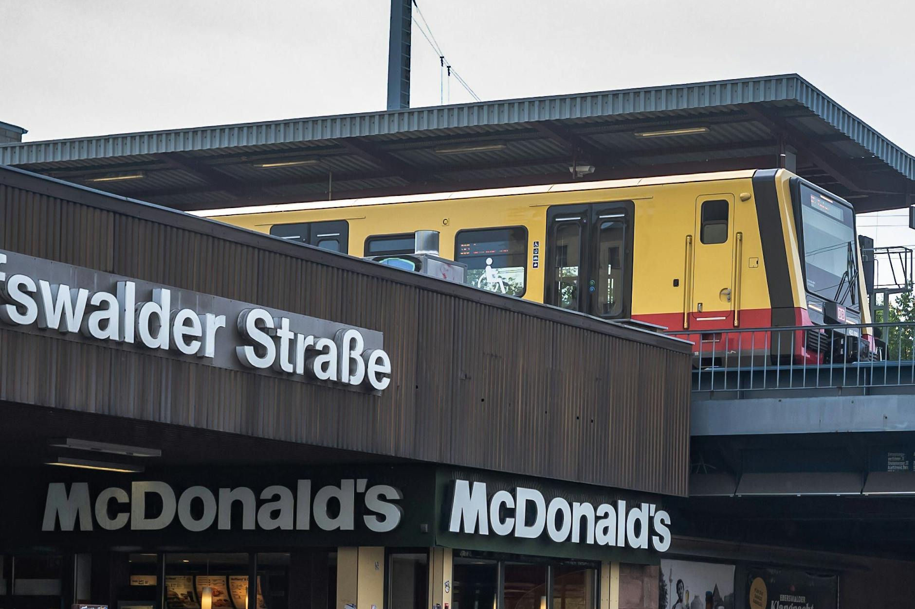 Die Station Greifswalder Straße: Hier müssen jetzt viele Berliner von der S-Bahn auf die Straßenbahnider in Ersatzbusse umsteigen. Grund sind Streckensperrungen.
