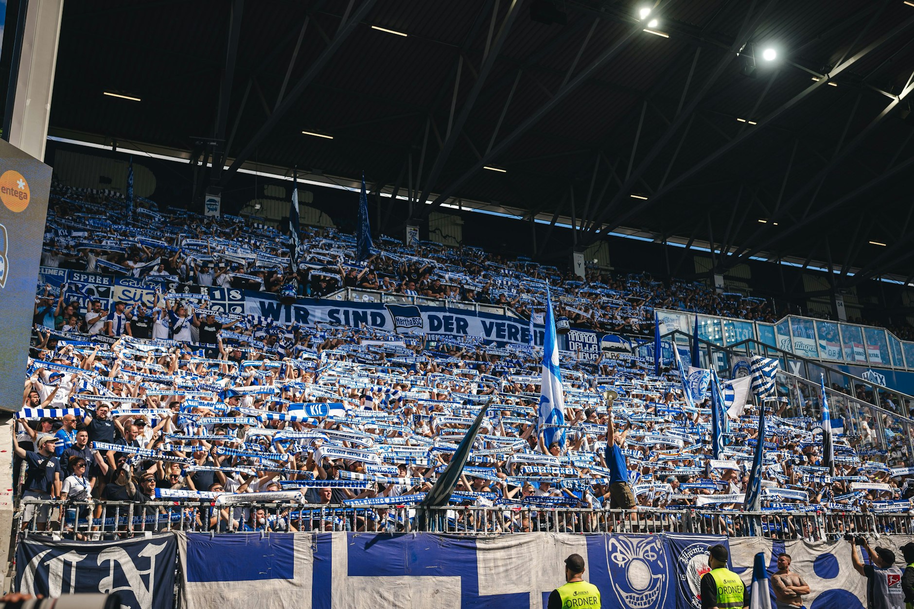 570 Kilometer? Na und! Hertha-Fans waren auch wieder zahlreich in Darmstadt dabei. Weil es glücklich macht.