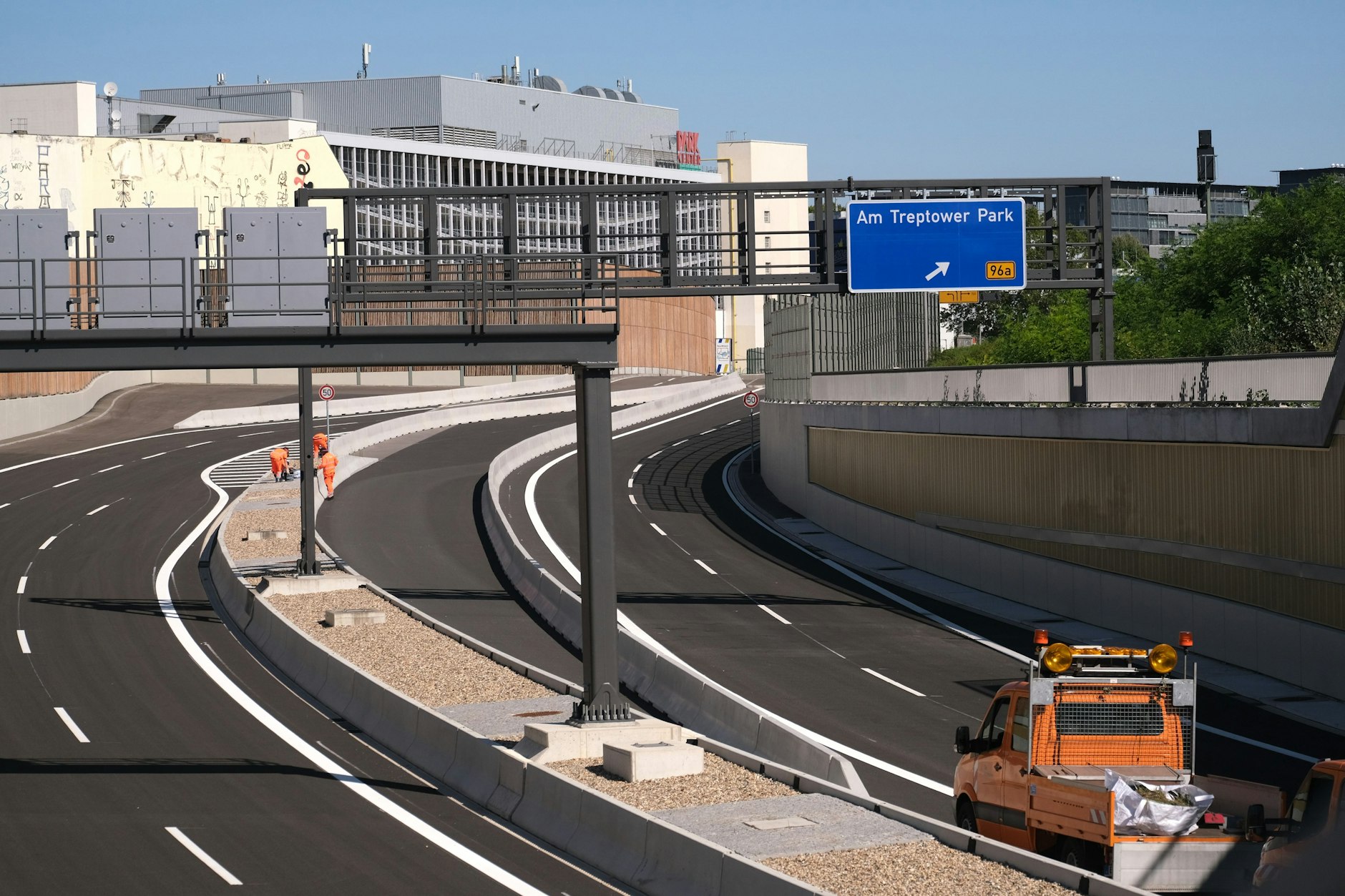 Der letzte Schliff an der neuen Autobahn: Am 27. August wird der 16. Bauabschnitt der A100 zwischen Neukölln und Treptow eröffnet. Er endet am Park Center in Treptow.