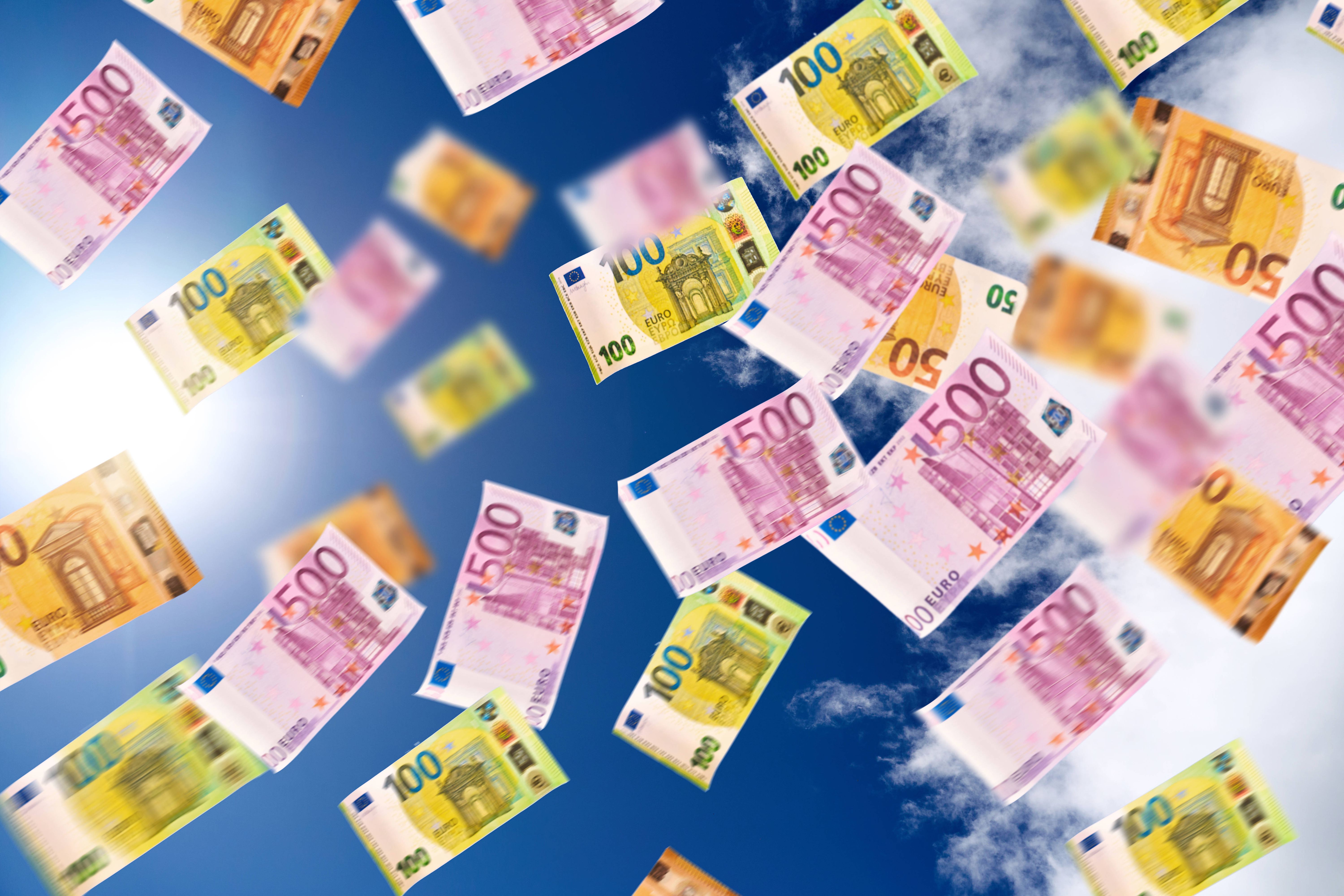 Image - Frau schmeißt mit Geld um sich - Polizei rückt an