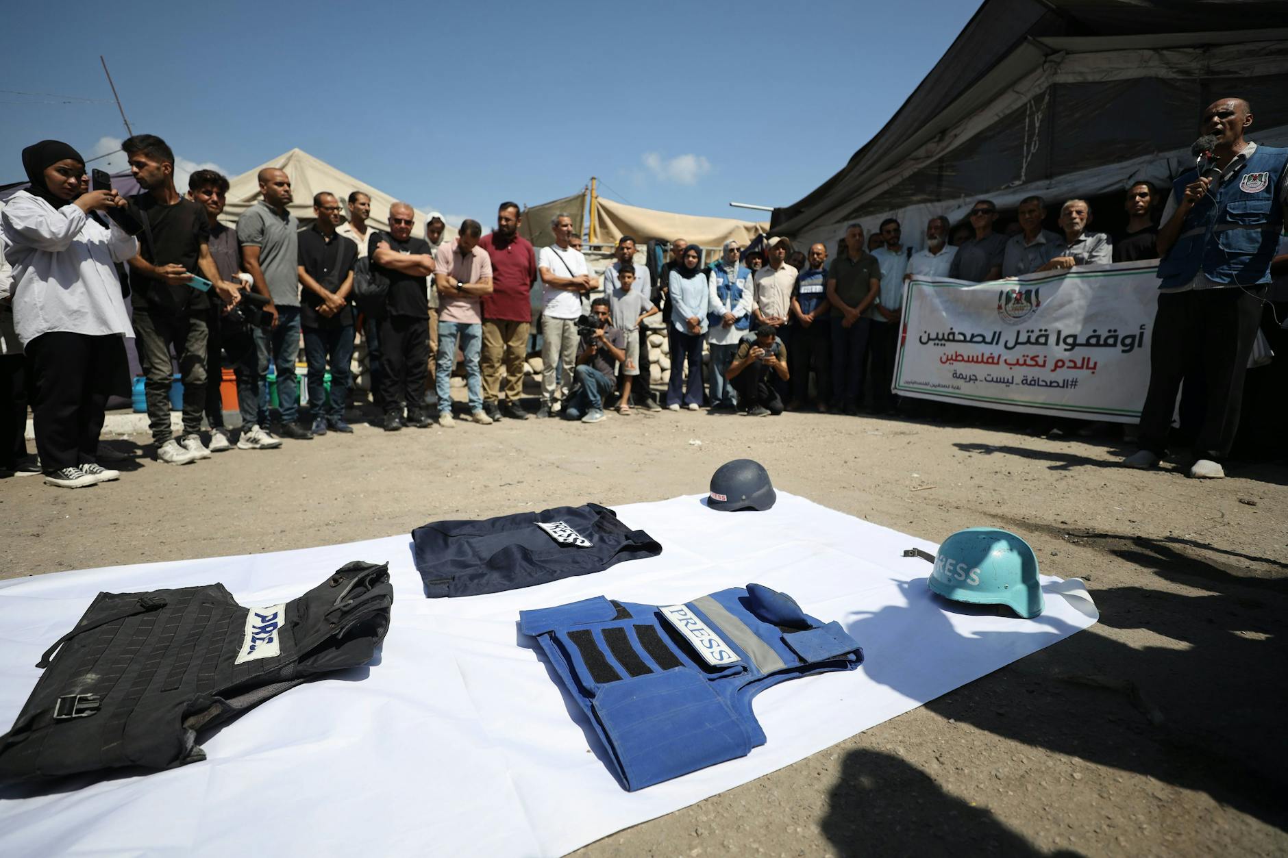 In Gaza-Stadt gedenken Menschen den getöteten Journalisten mit einem Protest.