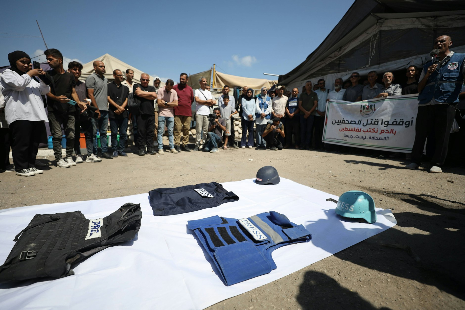 In Gaza-Stadt gedenken Menschen den getöteten Journalisten mit einem Protest.