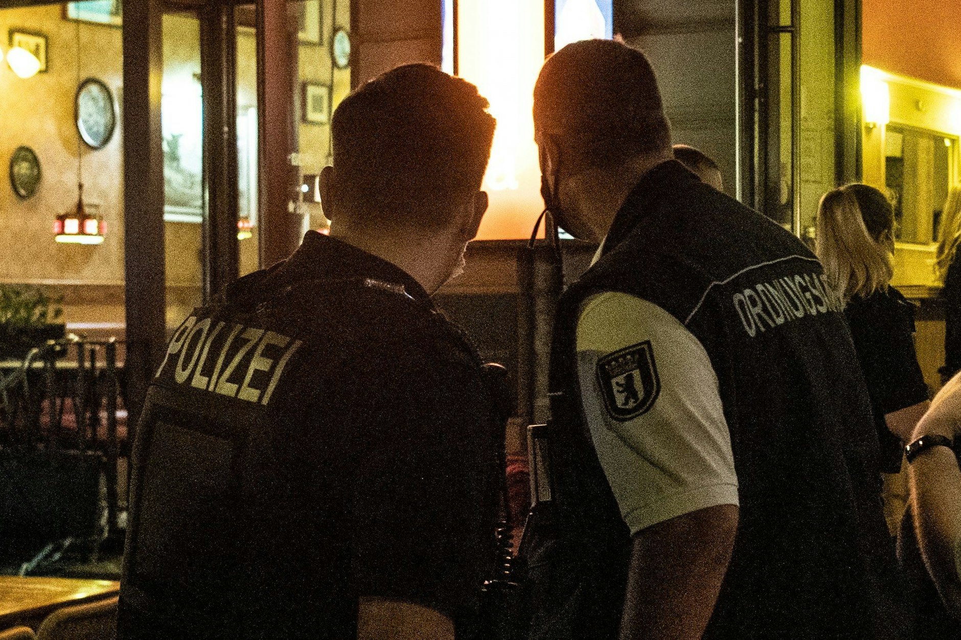 Ein Polizeibeamter und zwei Mitarbeiter des Ordnungsamtes bei einer Lokal-Kontrolle in Berlin: Solche Verbundeinsätze finden in Lichtenberg kaum statt.
