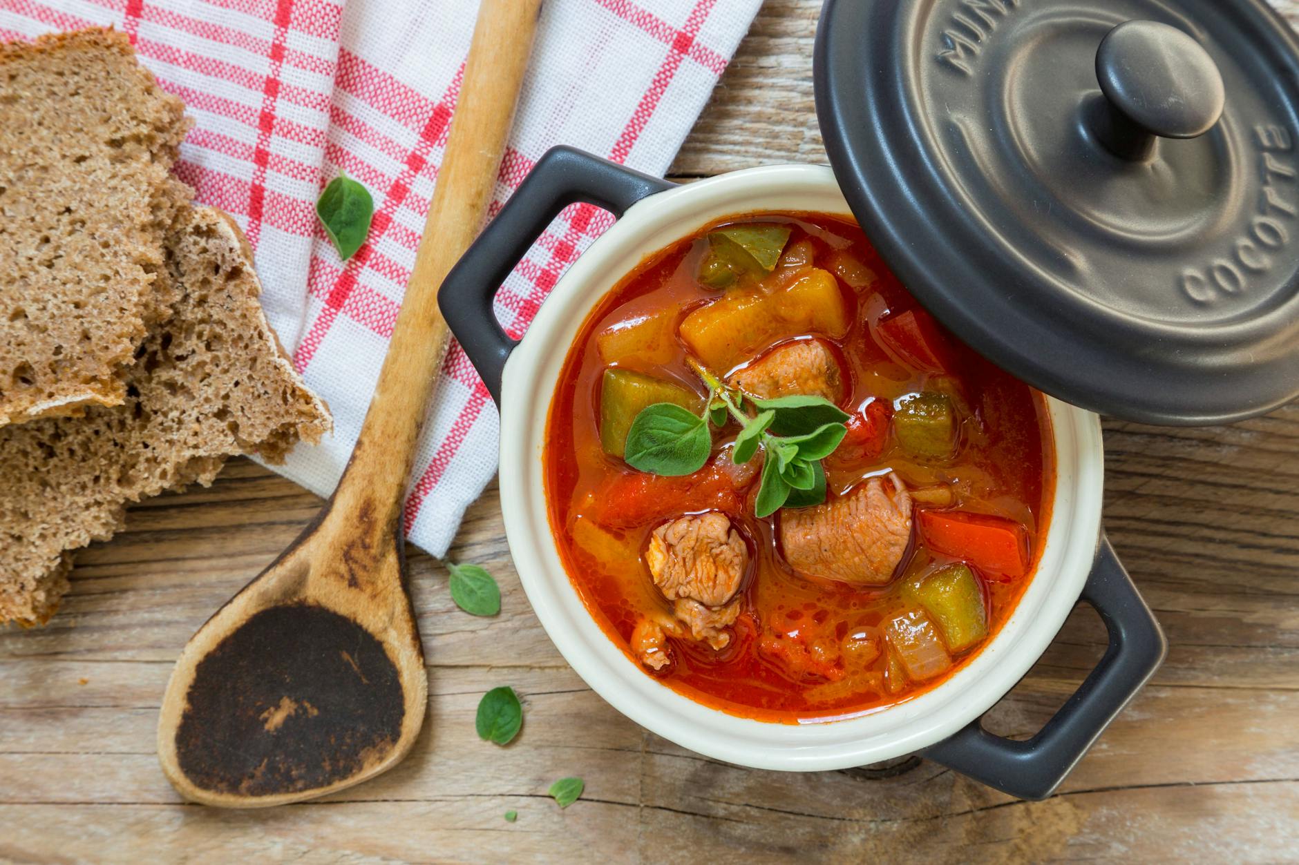 Kalbspörkölt erinnert an klassisches Paprikagulasch, doch Pörkölt zeichnet sich durch einen viel intensiveren Zwiebelgeschmack aus. Mit unserem Rezept kochen Sie den ungarischen Klassiker in kurzer Zeit.