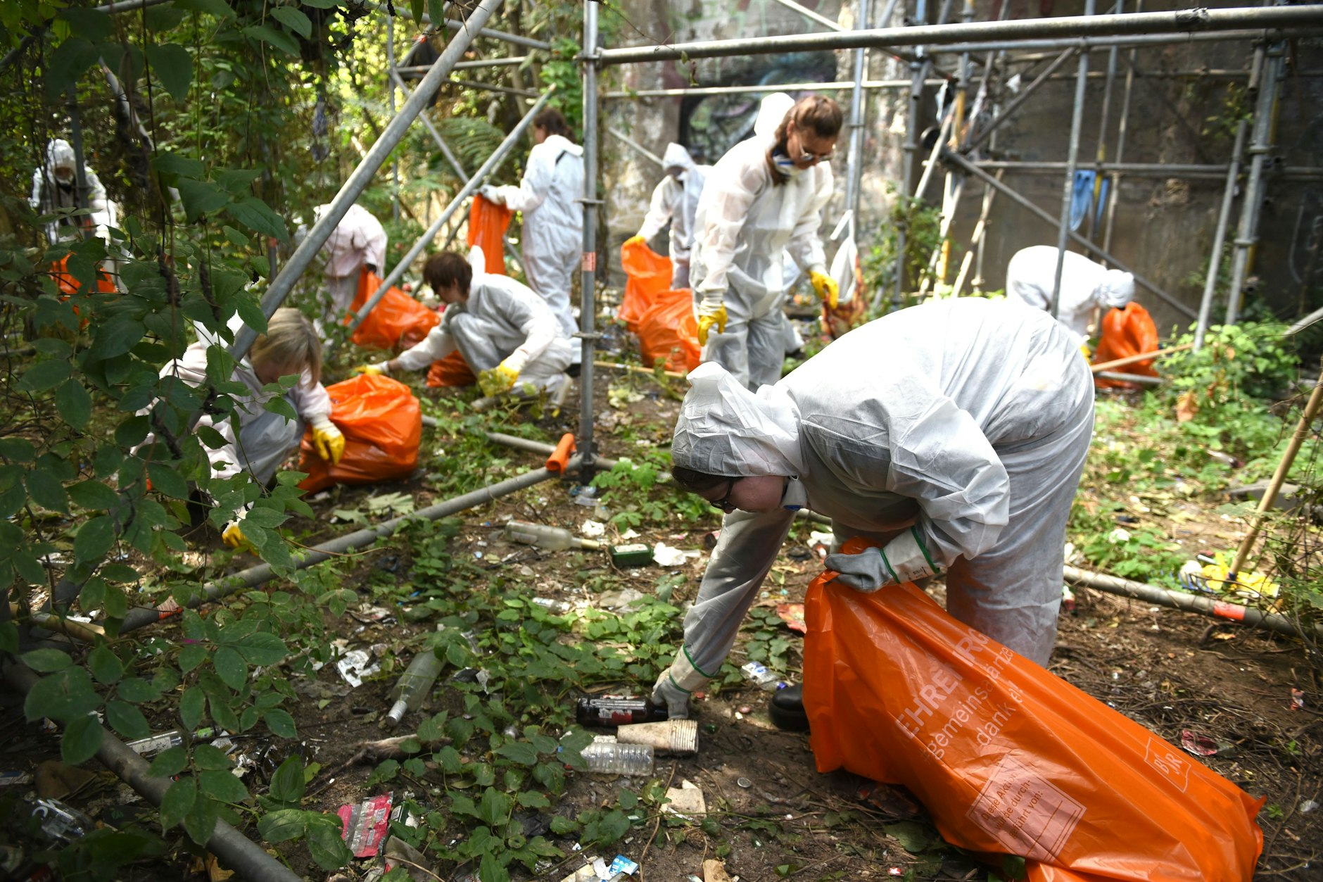 Freiwillige von SauBer stehen regelmäßig zwischen Müllsäcken und reinigen die Stadt.