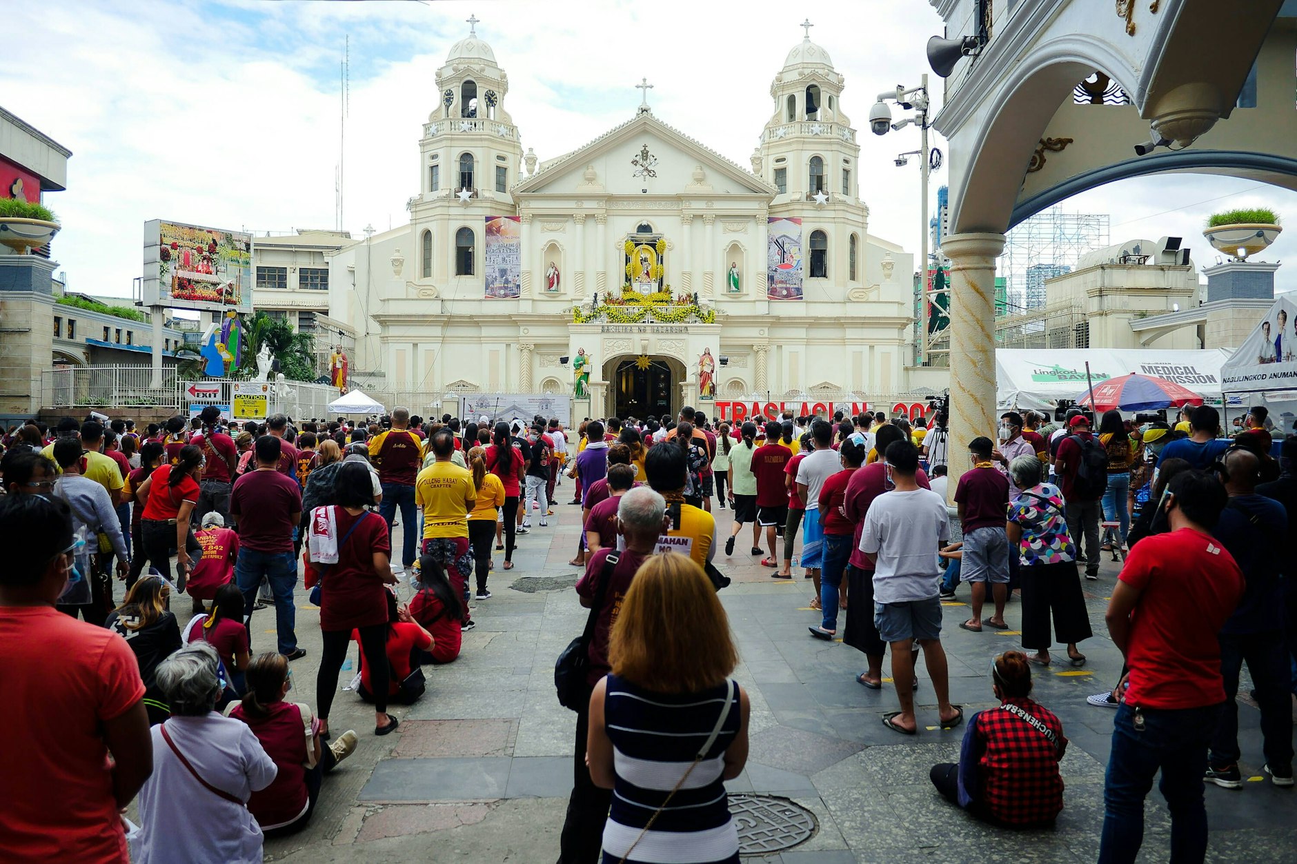 Vor der Quiapo-Kirche in Manila stehen die Verehrer des Schwarzen Nazareners Schlange.