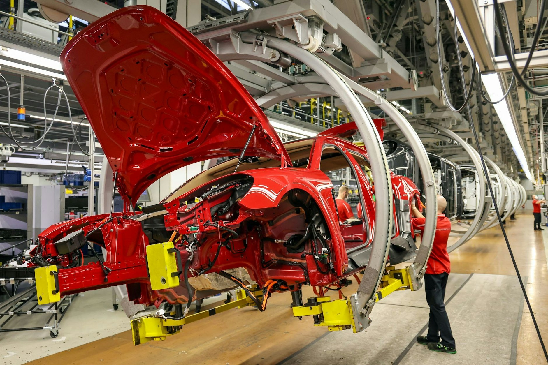 Ein Mitarbeiter montiert Kabelbäume in einen Porsche Panamera Hybrid im Leipziger Porsche-Werk. Kommt die Batterie bald vom chinesischen Hersteller CATL aus Thüringen?