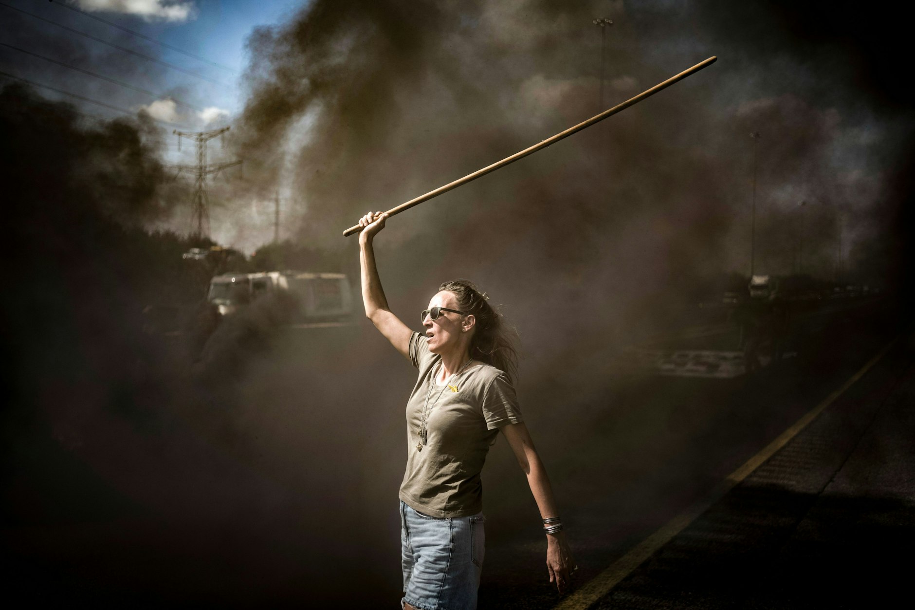 Eine Straßenblockade in Ramle: Demonstranten fordern die sofortige Freilassung aller von der Terrororganisation Hamas festgehaltenen Geiseln und das Ende des Krieges im Gazastreifen.