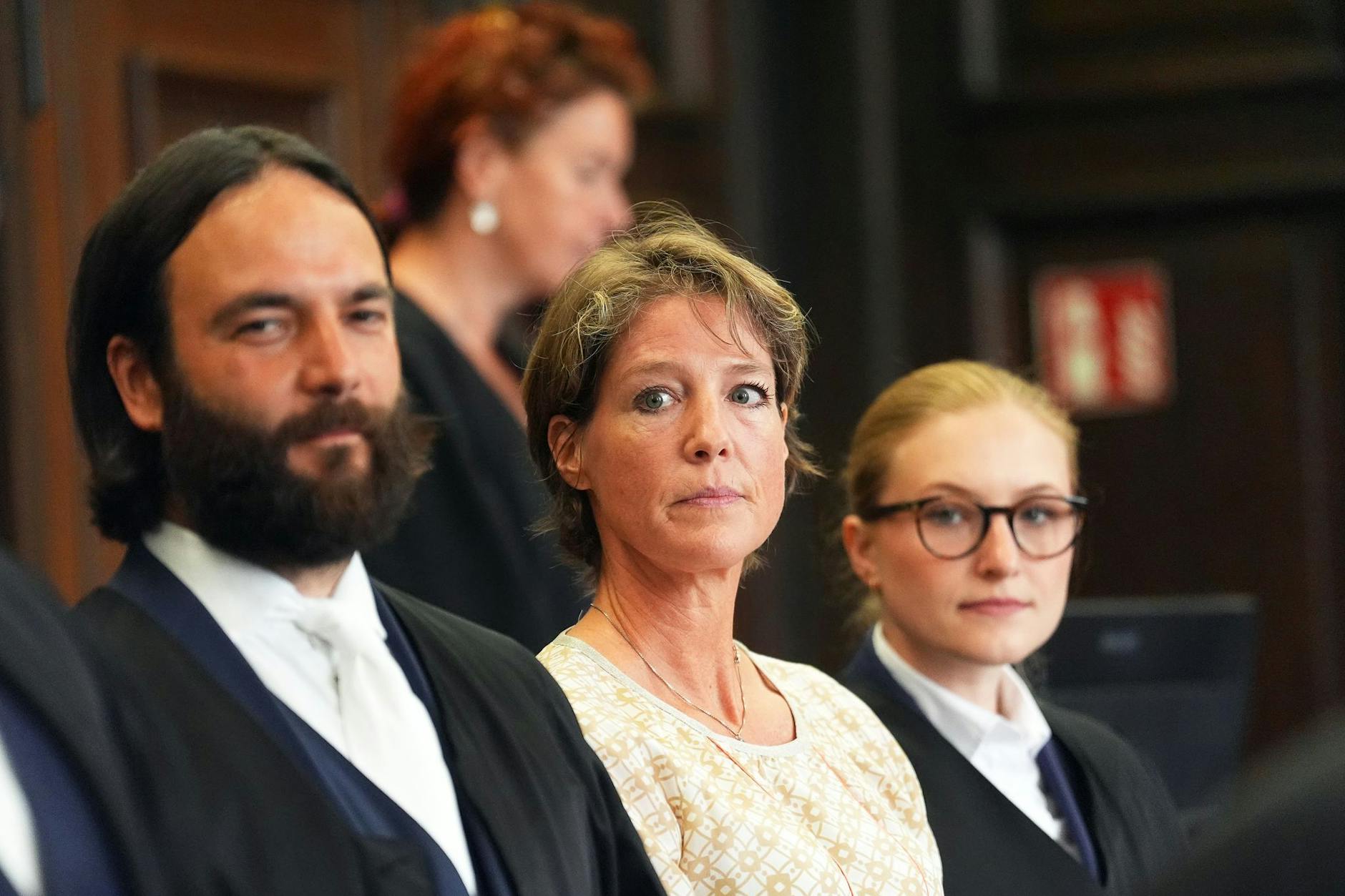 Immer aufmerksam, aber am Dienstag nicht redebereit: Die Unternehmerin Christina Block (Mitte) mit ihren beiden Anwälten Ingo Bott und Paula Wlodarek (re.) im Gerichtssaal.