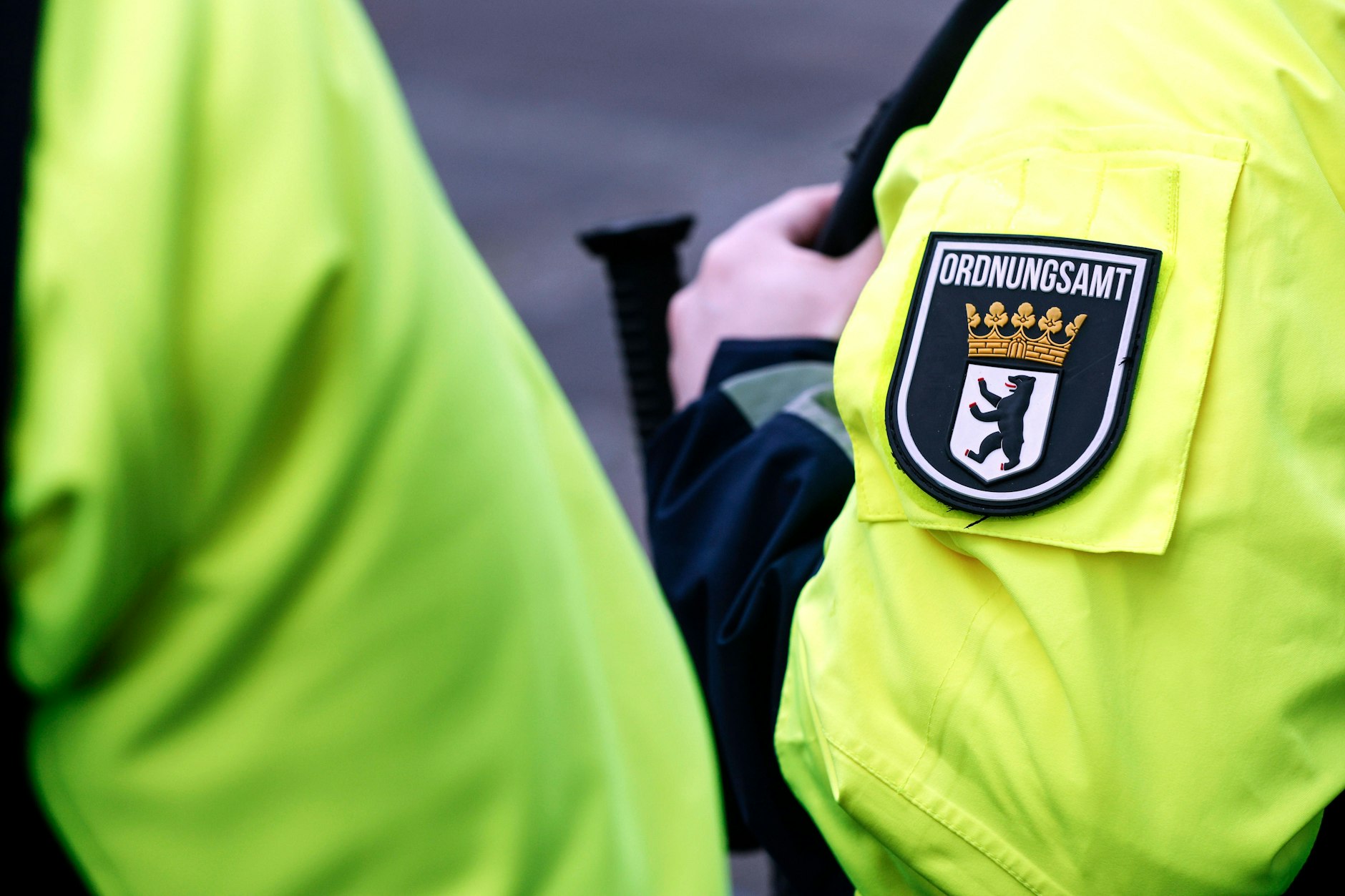 Ein Ordnungsamtmitarbeiter trug Bissverletzungen davon.