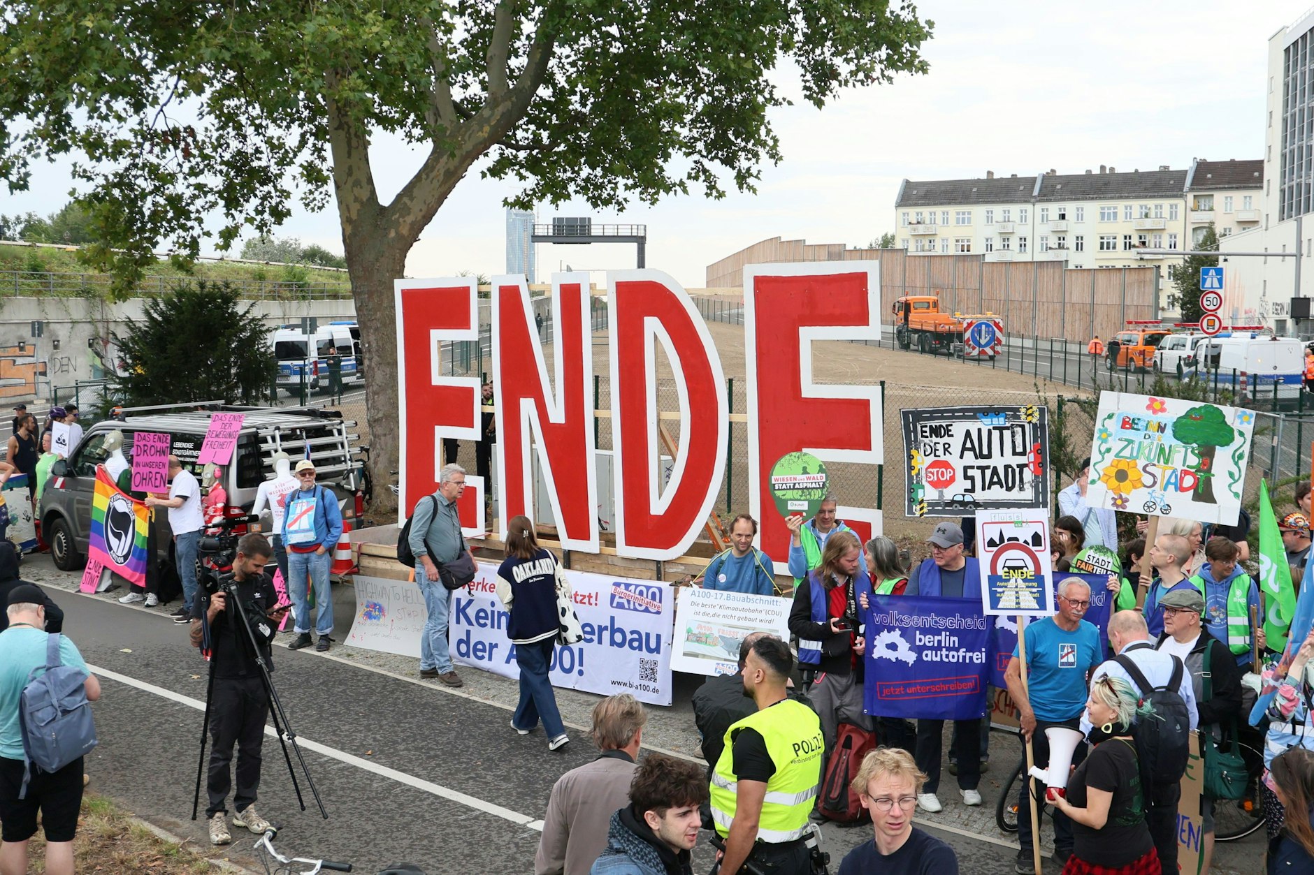 Ende Gelände? Schon am Vormittag wurde in Berlin-Treptow gegen die Verlängerung A100 demonstriert.