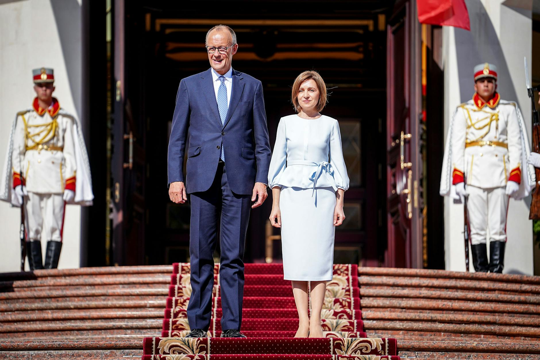 Bundeskanzler Friedrich Merz (v.l.) mit Maia Sandu, Präsidentin der Republik Moldau, am Mittwoch vor dem Präsidentenpalast in der Hauptstadt Chisinau.