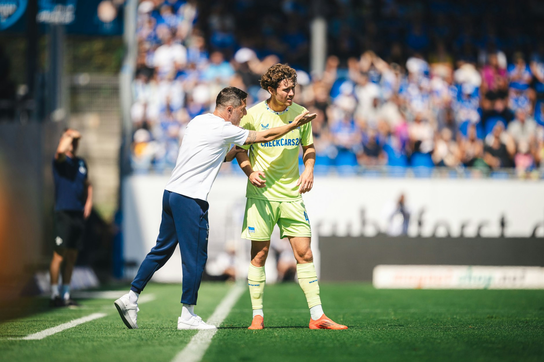 Trainer Stefan Leitl (l.) wird gegen die SV Elversberg erneut auf Linus Gechter in der Dreierkette von Hertha BSC setzen.