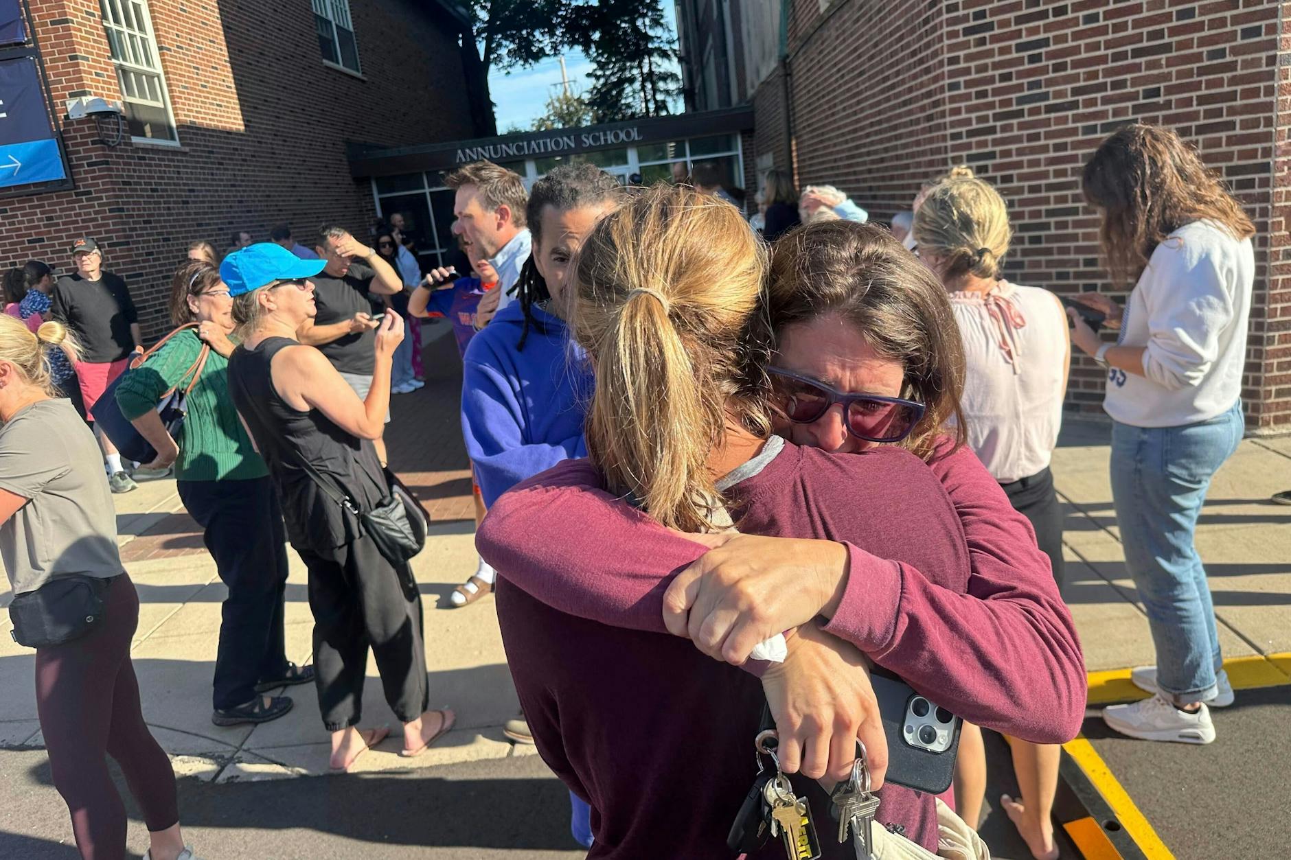 Besorgte Eltern vor der Annunciation Catholic School