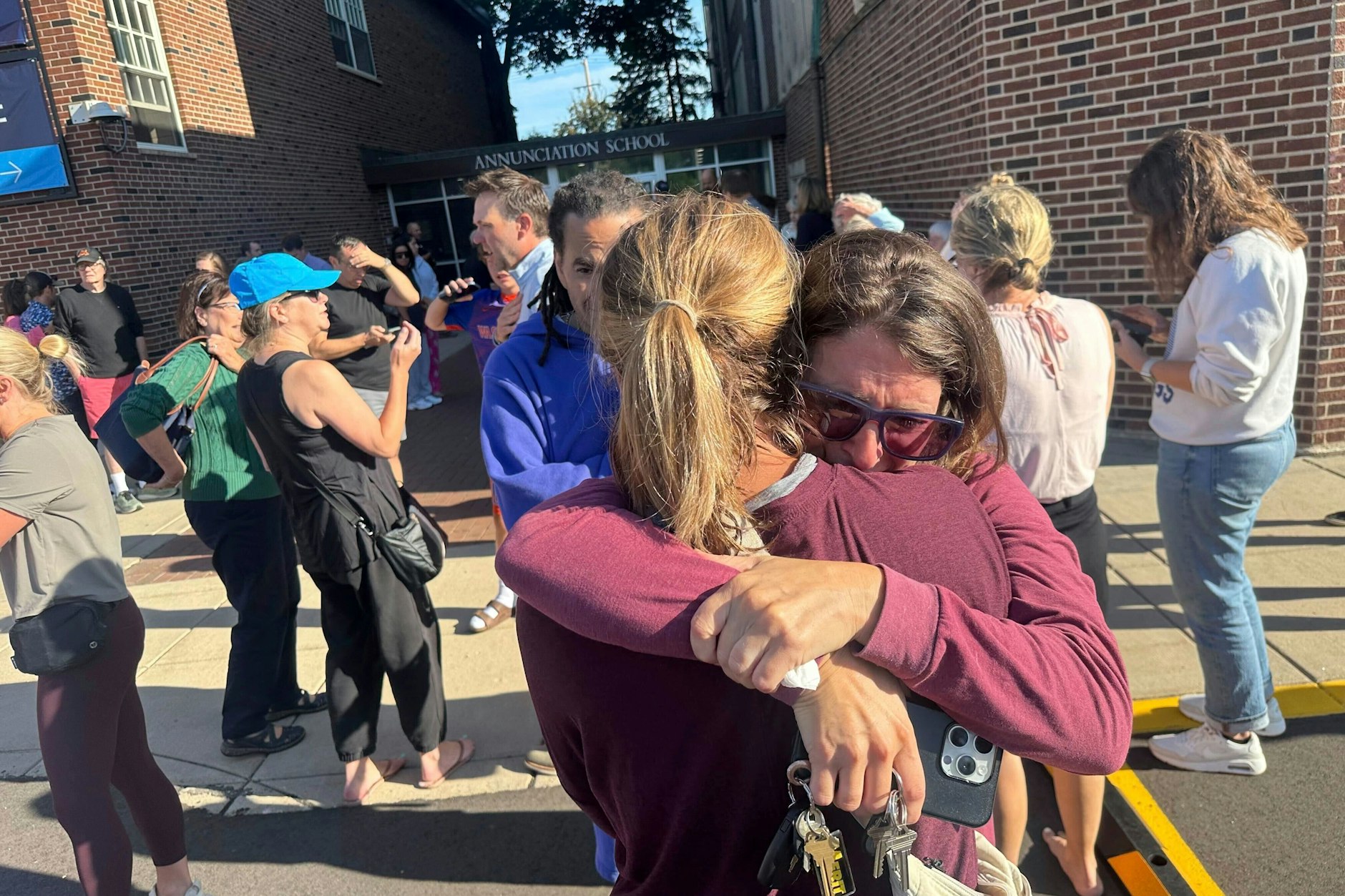 Besorgte Eltern vor der Annunciation Catholic School