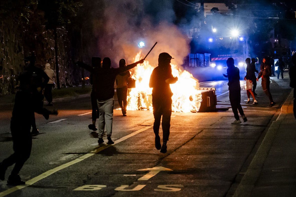 Seit Sonntagabend kommt es in Lausanne in der Schweiz zu gewaltvollen Ausschreitungen gegenüber der Polizei.