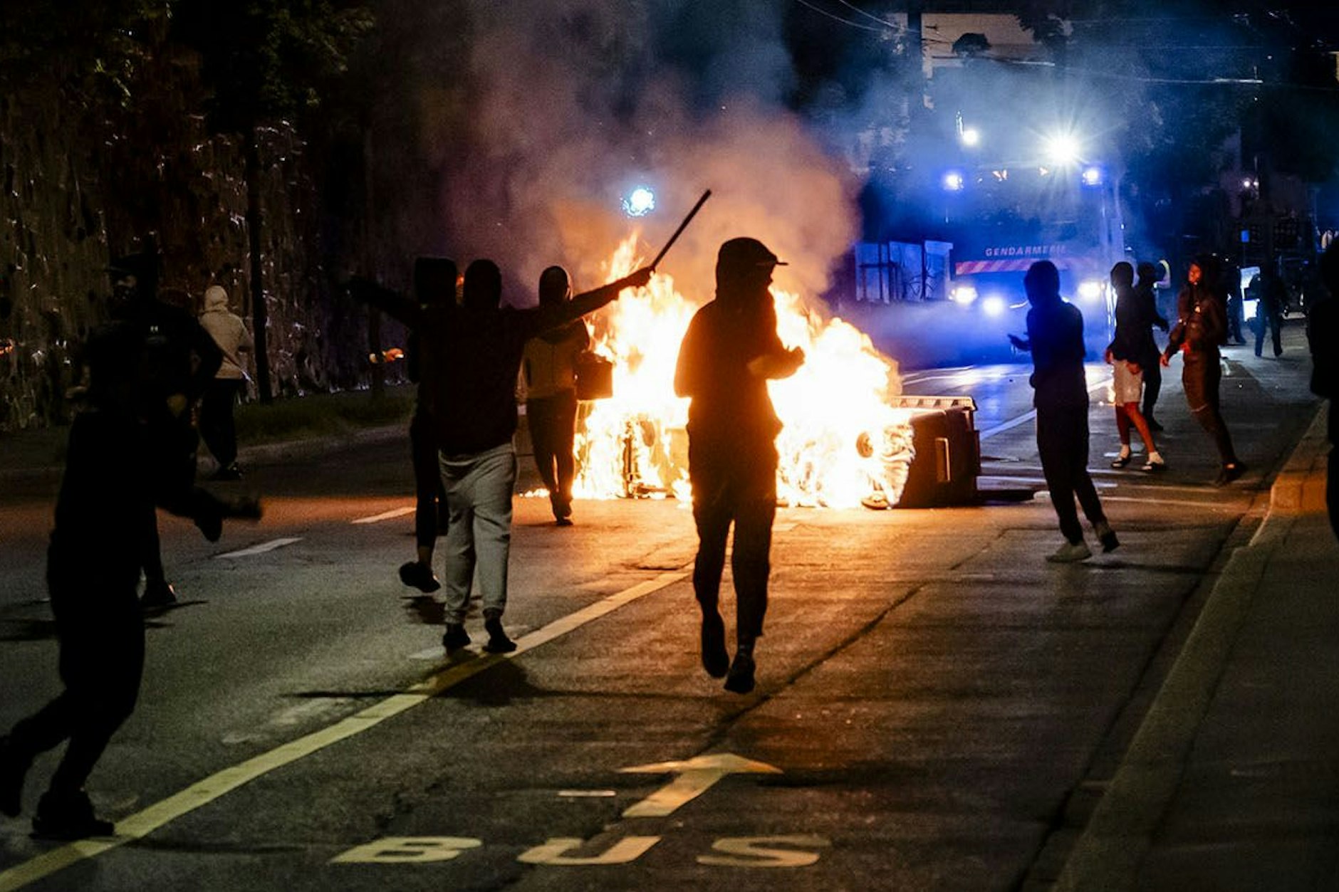Seit Sonntagabend kommt es in Lausanne in der Schweiz zu gewaltvollen Ausschreitungen gegenüber der Polizei.