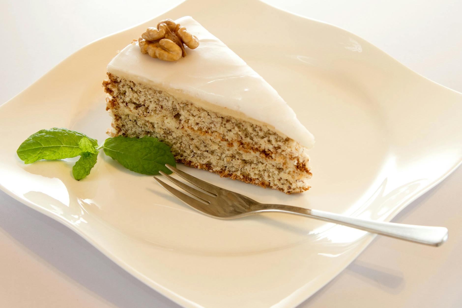 Marzipan-Walnuss-Torte ist ein echter Klassiker im Angebot vieler Konditoren. In unserem Rezept verraten wir, wie sie die Torte selber machen.