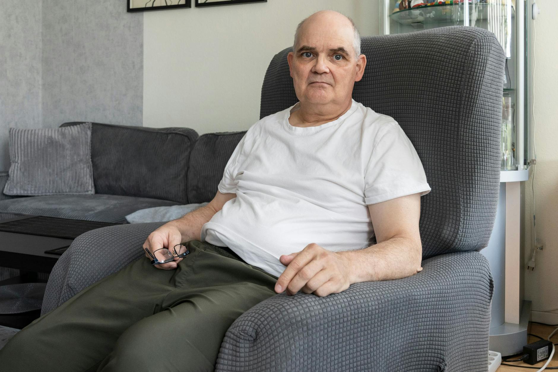Andreas Schwartz in seiner Wohnung in Friedrichshain. Das Opfer des Terroranschlags auf den Breitscheidplatz vor neun Jahren leidet bis heute an den körperlichen und psychischen Verletzungen. Und von den Behörden fühlt er sich verfolgt.