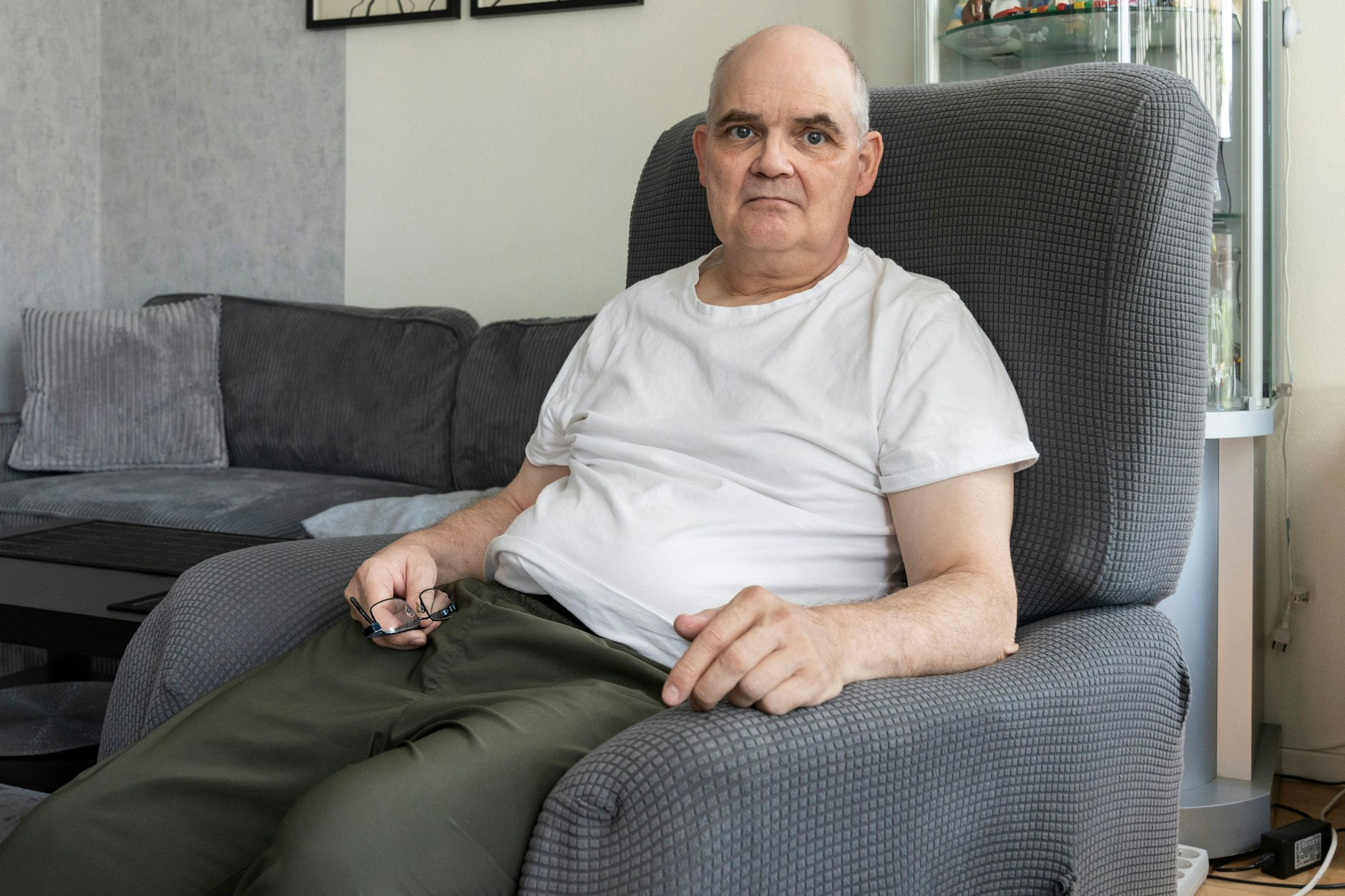 Andreas Schwartz in seiner Wohnung in Friedrichshain. Das Opfer des Terroranschlags auf den Breitscheidplatz vor neun Jahren leidet bis heute an den körperlichen und psychischen Verletzungen. Und von den Behörden fühlt er sich verfolgt.