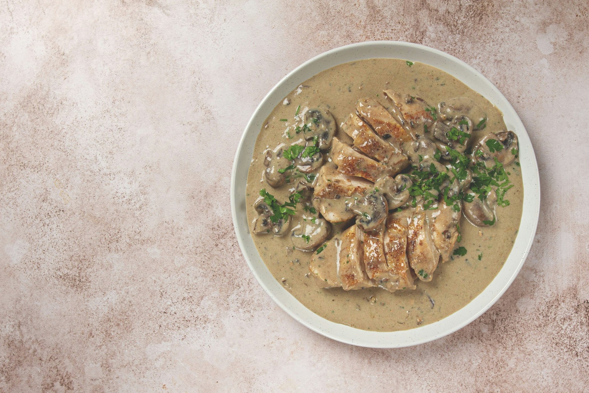 Zartes Hähnchenfilet mit frischen Champignons in sahniger Soße. Ein einfaches und leckeres Rezept.