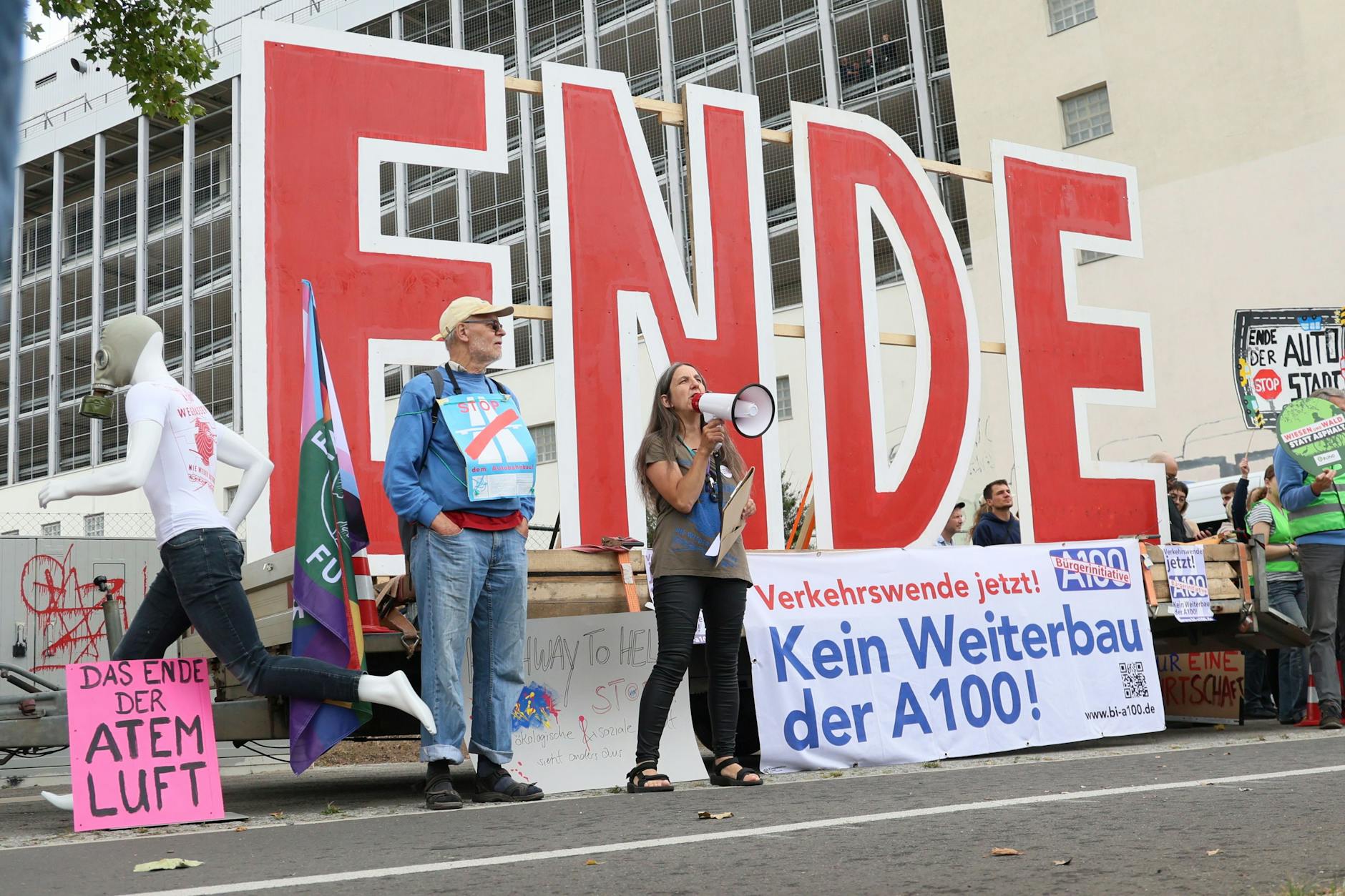 Bis hierher und nicht weiter: Am Nordende der neuen Autobahn demonstrieren A100-Gegner dagegen, dass die Bundesfernstraße nach Friedrichshain und Lichtenberg verlängert werden soll.