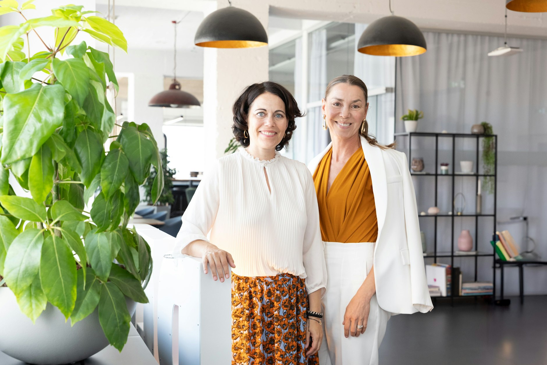Ellen Madeker, Head of Public Policy DACH &amp; CEE, und Kathrin Anselm, General Manager DACH, CEE &amp; Russland (v.l.), im Berliner Headquarter von Airbnb am Alexanderplatz
