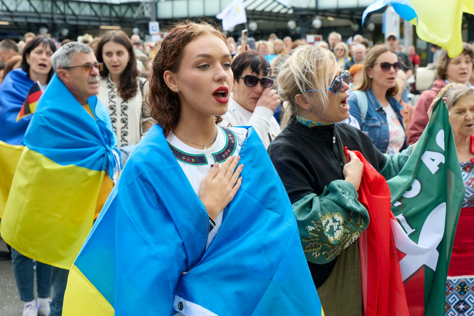 Teilnehmer einer Demonstration am Unabhängigkeitstag der Ukraine singen am Hamburger Hauptbahnhof.