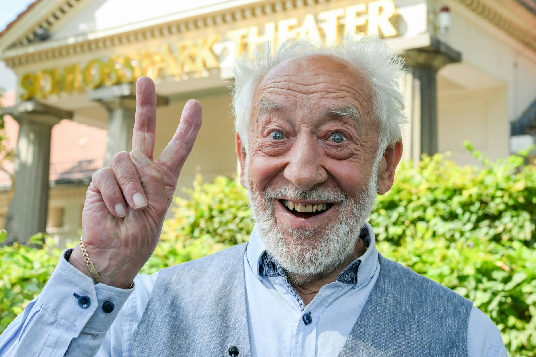 Immer für einen Spaß zu haben: Bühnen-Intendant Dieter Hallervorden am Mittwoch vor seinem Schlosspark.-Theater in Berlin-Steglitz.