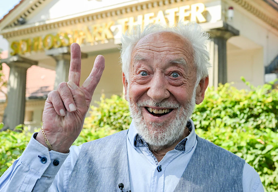 Immer für einen Spaß zu haben: Bühnen-Intendant Dieter Hallervorden am Mittwoch vor seinem Schlosspark.-Theater in Berlin-Steglitz.