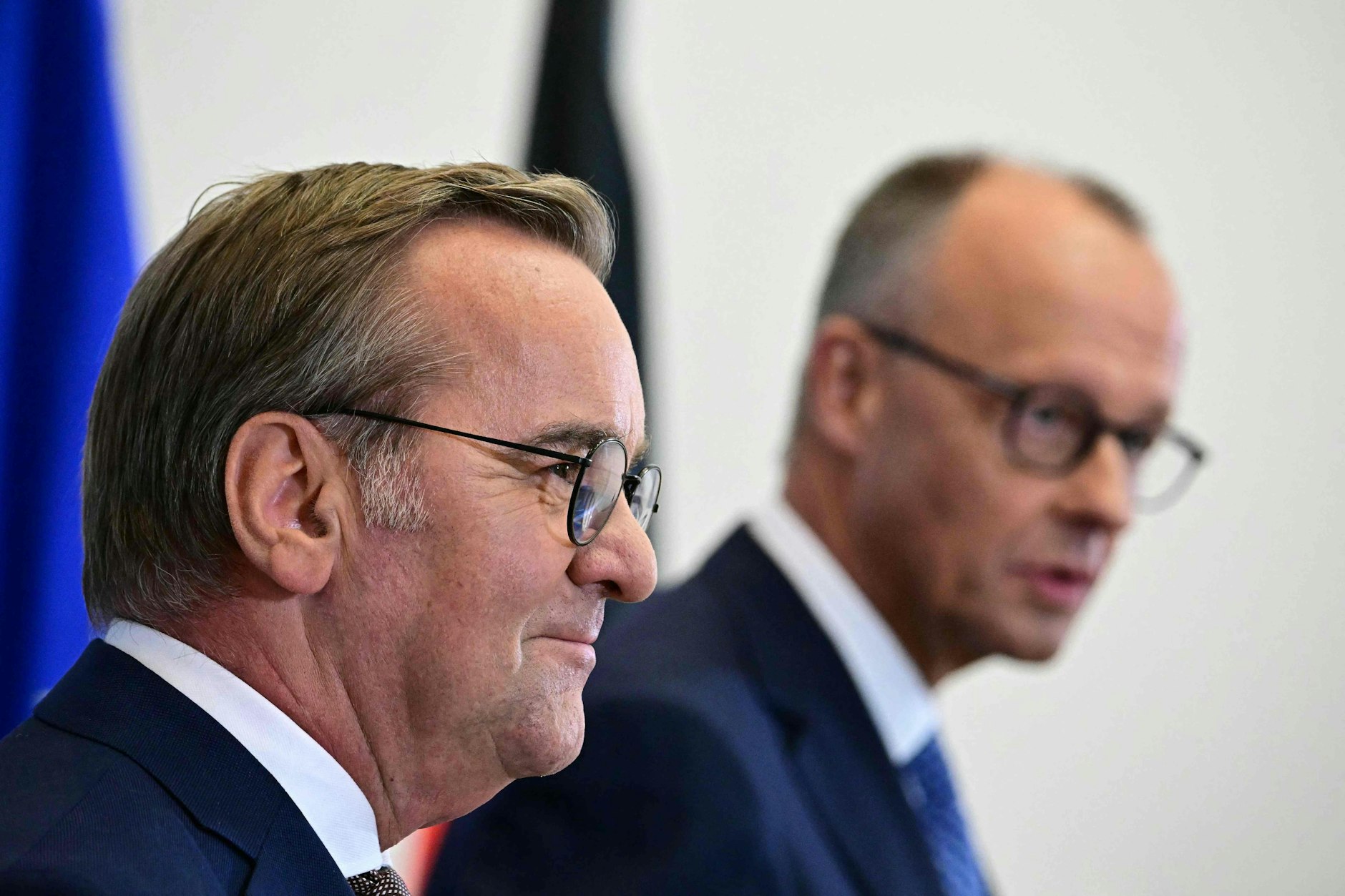 Friedrich Merz (CDU) und Boris Pistorius (SPD, vorne) bei einer gemeinsamen eine Pressekonferenz am Mittwoch.