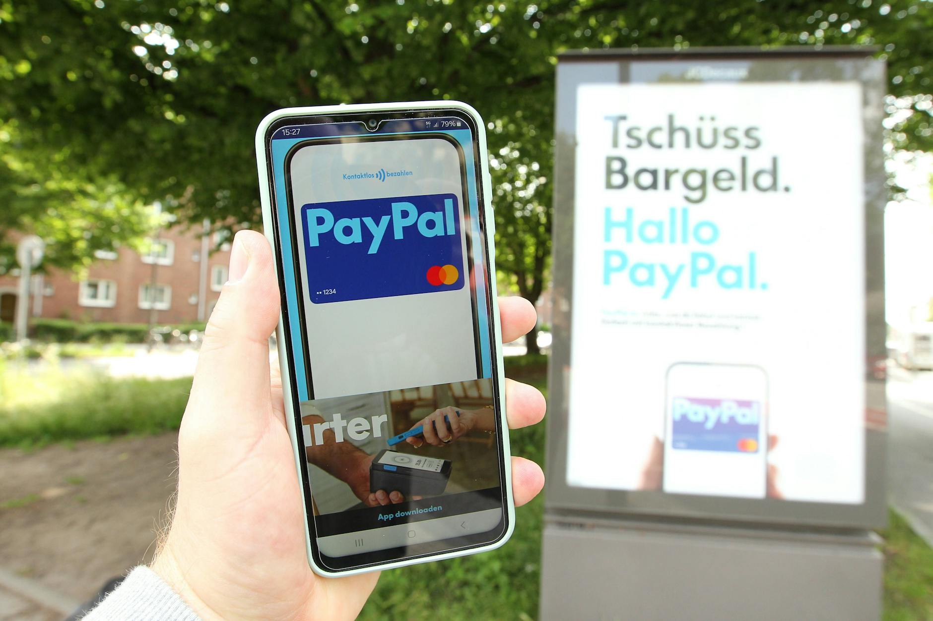 Tschüss Bargeld? Gerade schwierig, da es mit dem Online-Bezahldienst PayPal Probleme gibt.