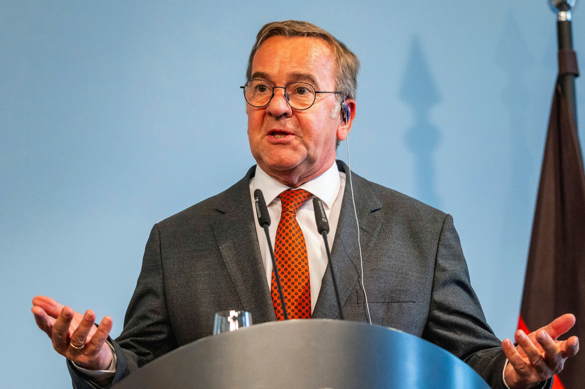 Bundesverteidigungsminister Boris Pistorius konnte nicht sagen, von wo aus die Drohnen genau gesteuert wurden.