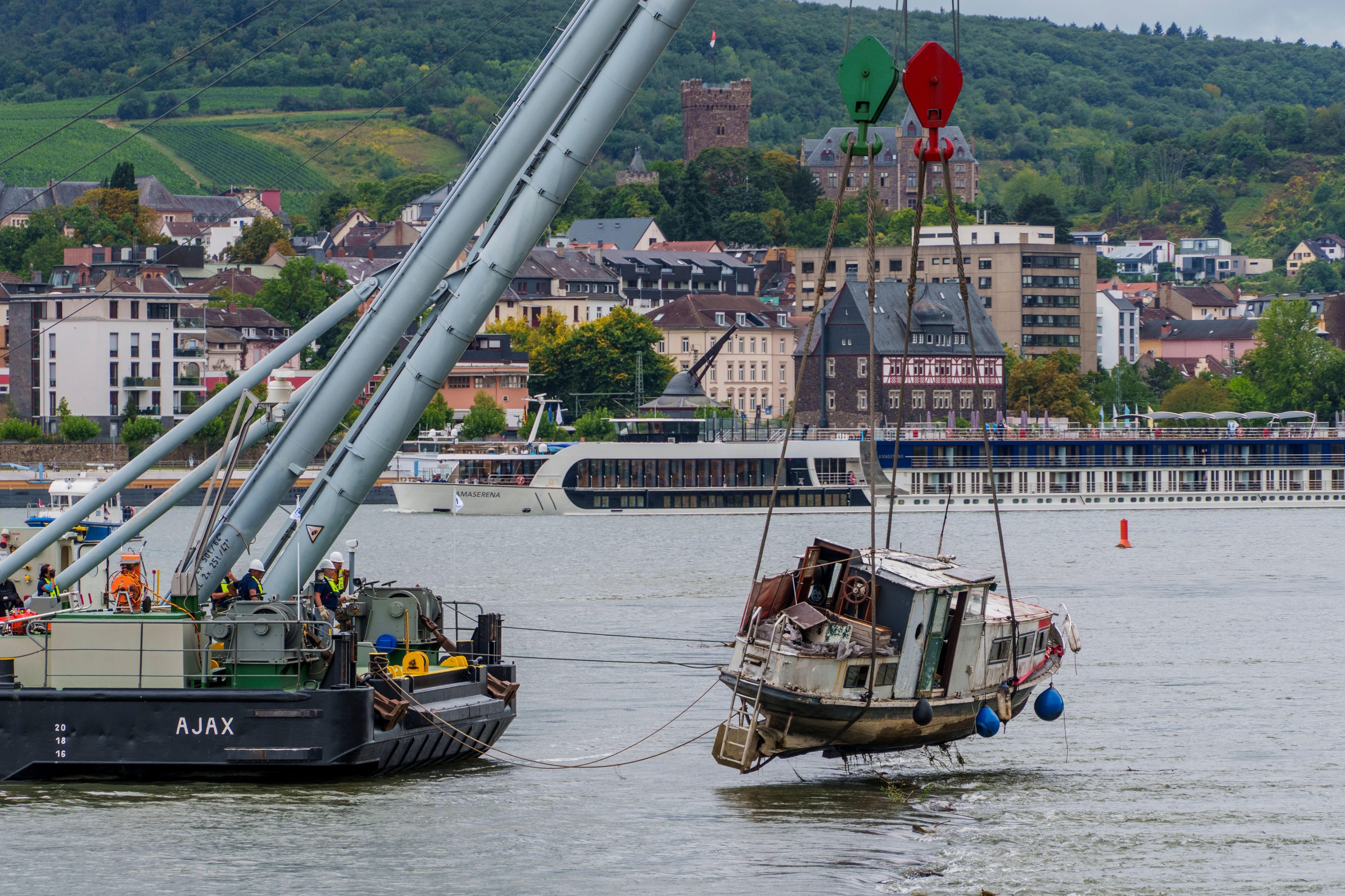 Mit Spezialkran: Berliner Havarie-Boot aus dem Rhein gehoben