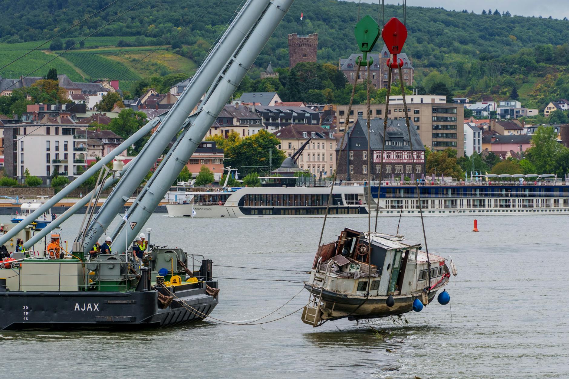 Das Bergungsteam in Rüdesheim hat das Sportboot erfolgreich aus dem Wasser gehoben. Es steckte seit 10. August fest