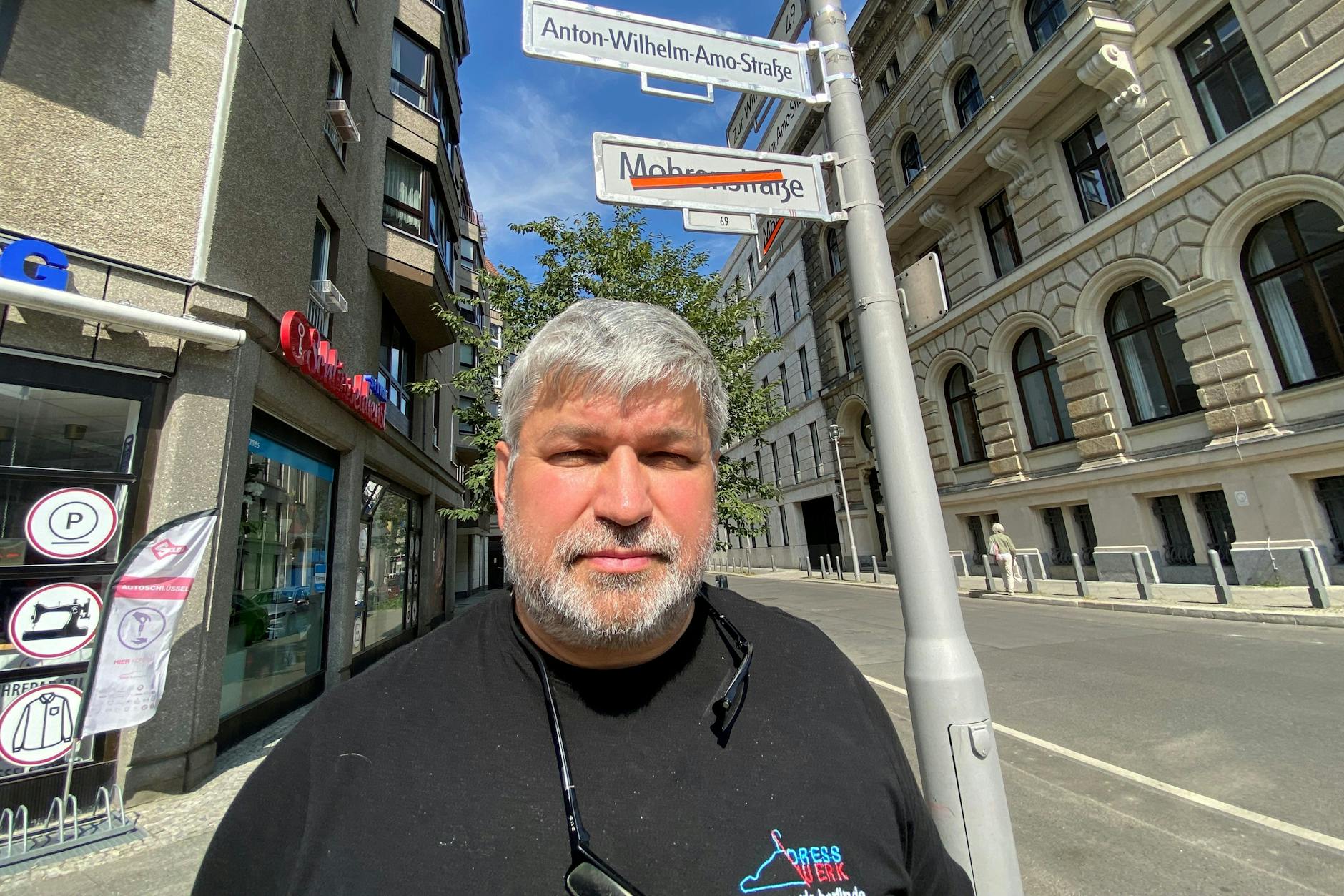 Ladenbesitzer Volodymyr Sytnik (55) kommt die Umbenennung der Mohrenstraße in Anton-Wilhelm-Amo-Straße teuer zu stehen.