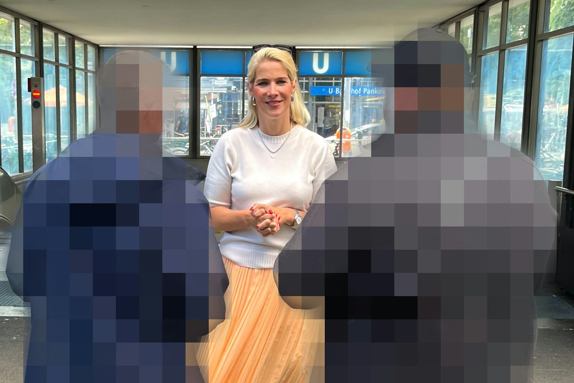 Dieses Foto entstand kurz vor der Tat: Stadträtin Manuela Anders-Granitzki (CDU) am Bahnhof Pankow mit den beiden Mitarbeitern vom Ordnungsamt, die wir zu ihrem Schutz gepixelt haben.