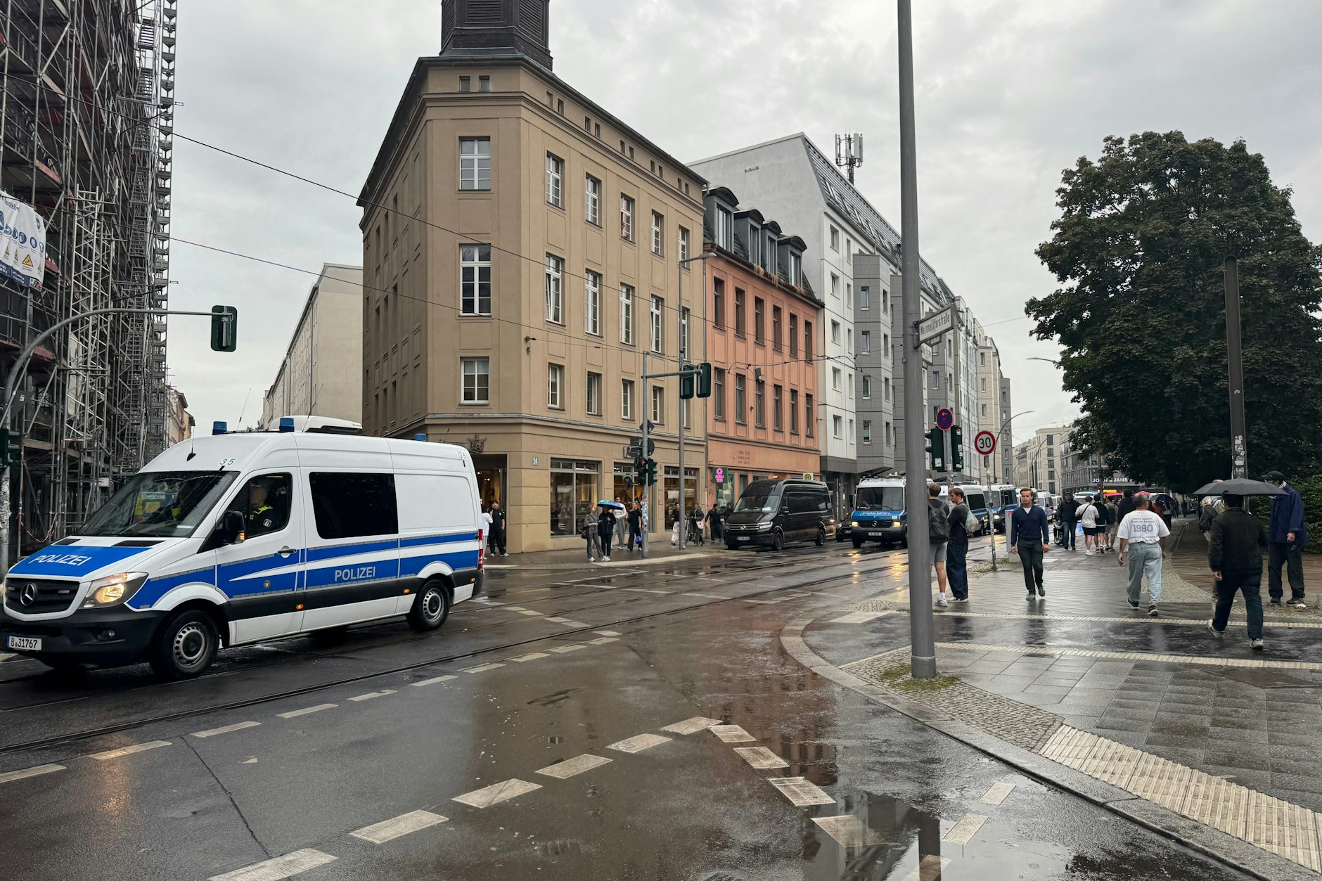 Trotz des Regens fand eine Versammlung am Donnerstagabend am Hackeschen Markt statt.