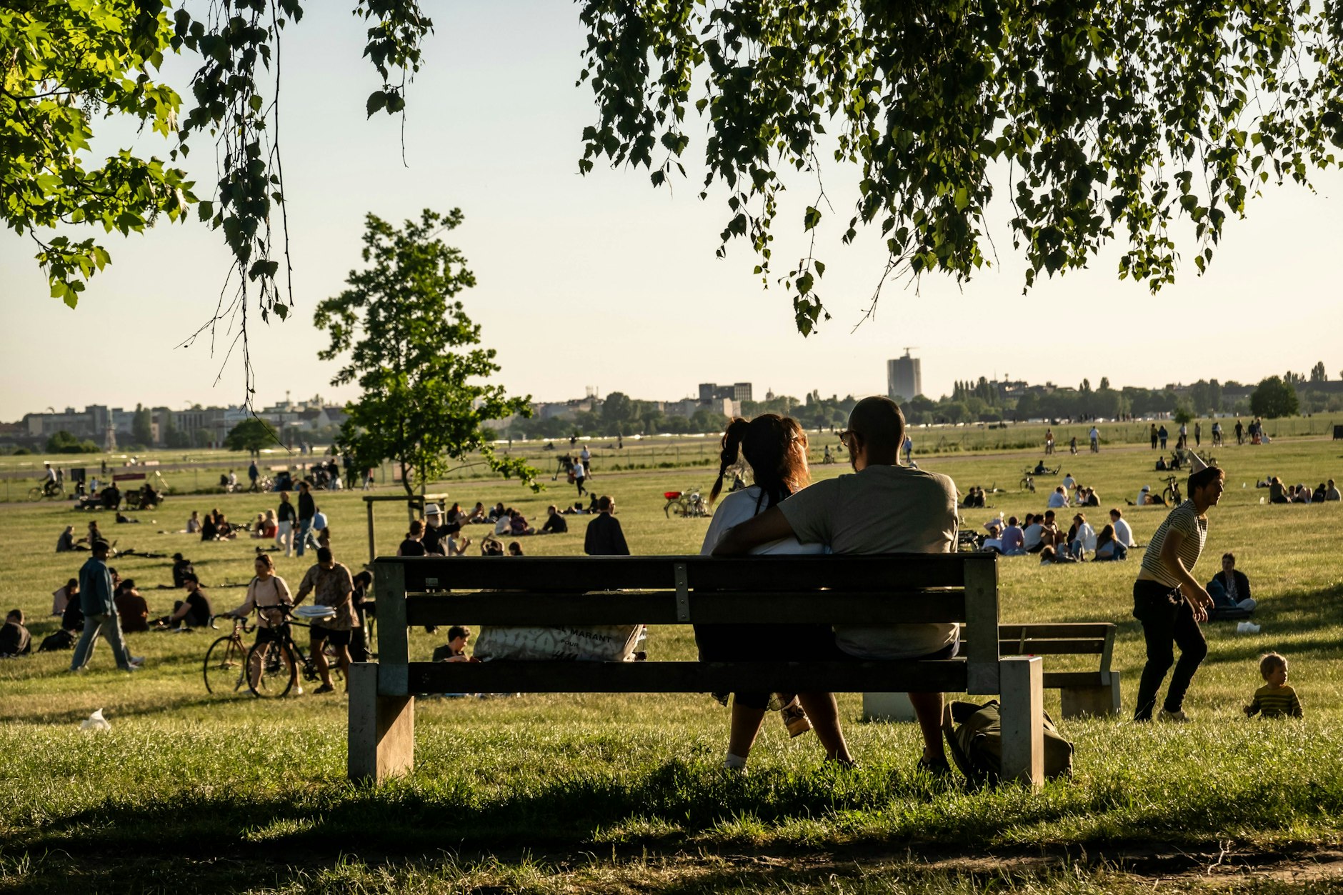 Besucher genießen die Sonne auf dem Tempelhofer Feld.