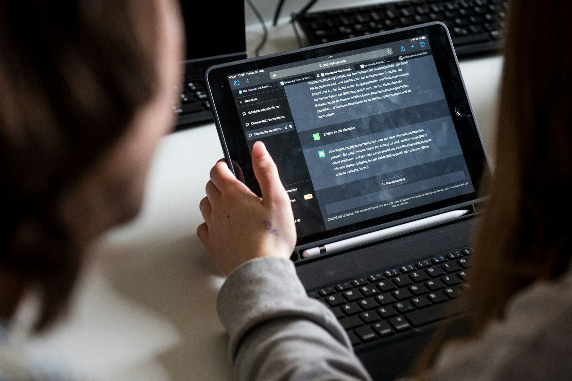 Jugendliche wünschen sich, dass KI ein größeres Thema in der Schule wird.