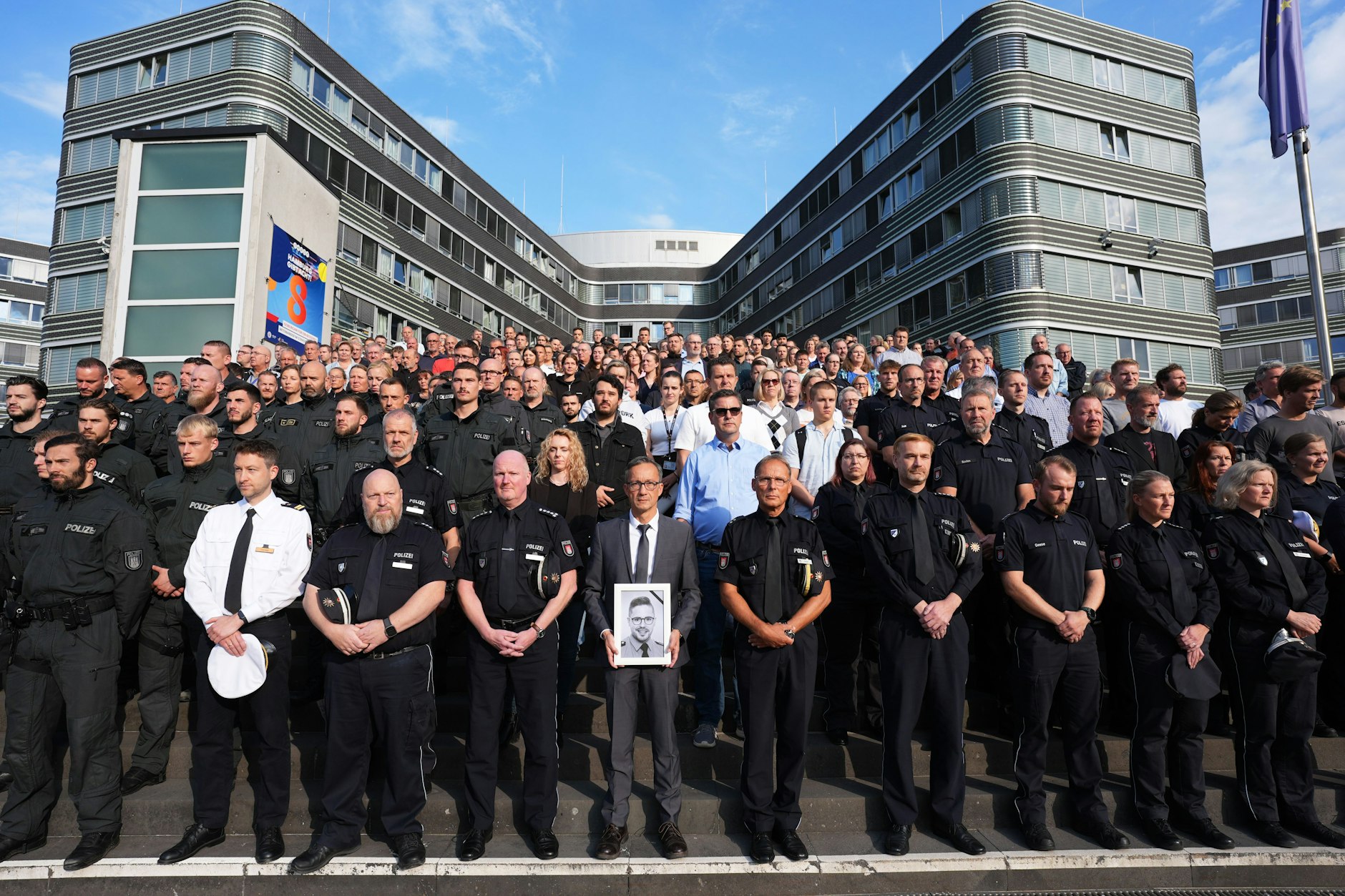 Schweigeminute für den getöteten Polizisten in Völklingen.