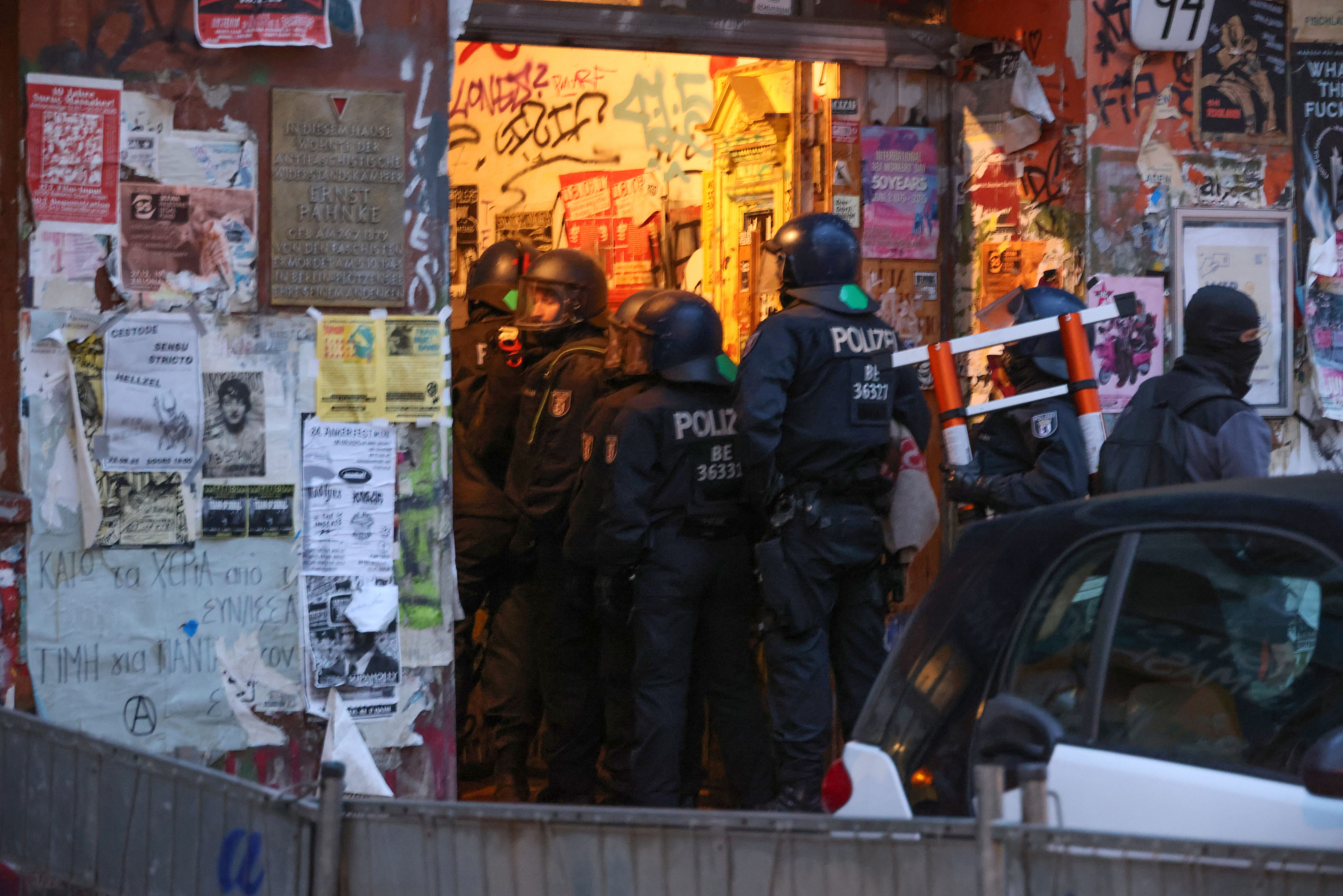 Rigaer Straße: Polizisten stürmen am Morgen teilbesetztes Haus