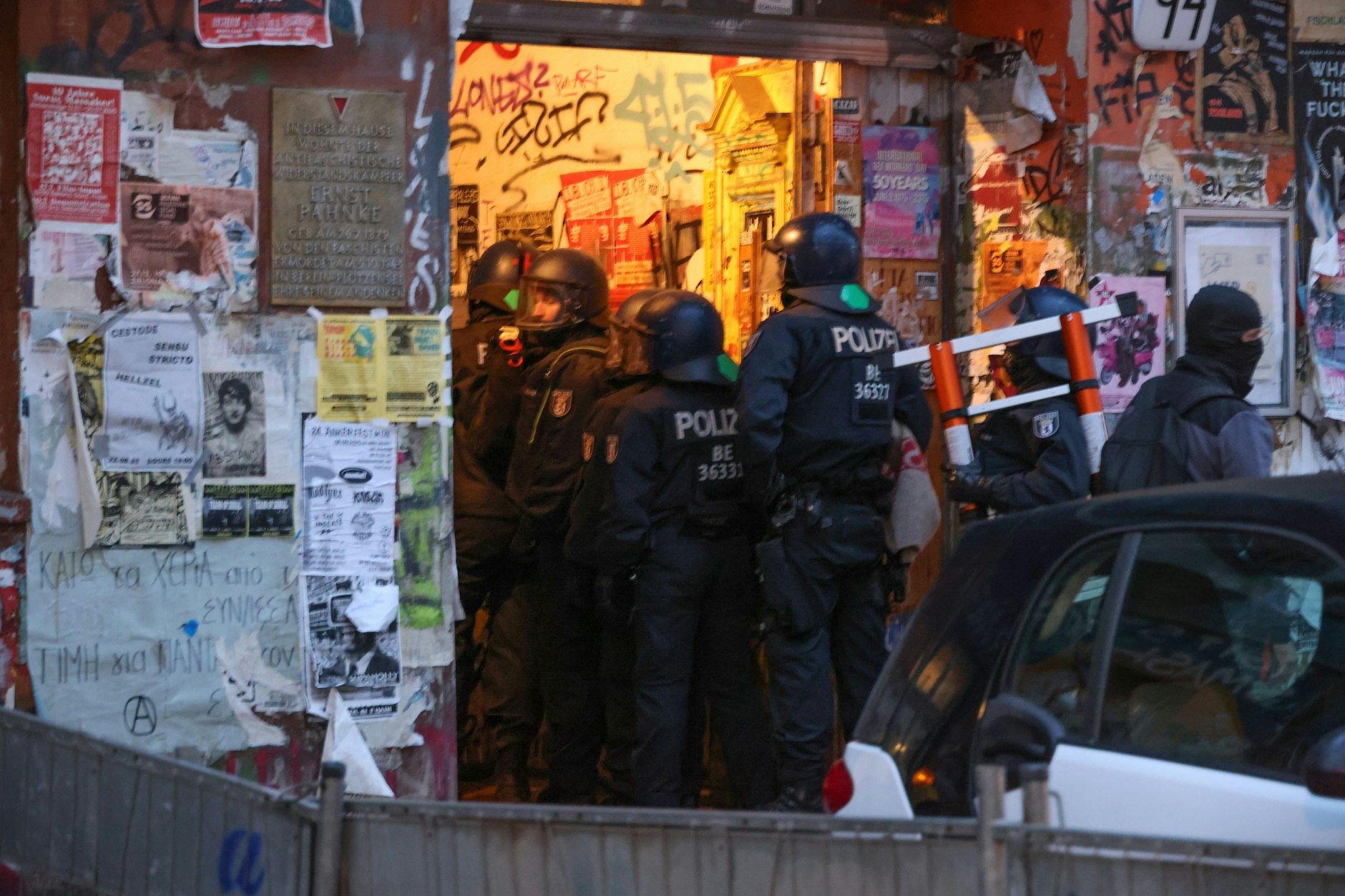 Am Donnerstagmorgen um 6 Uhr rückte die Polizei mal wieder in der Rigaer Straße 94 an. Polizisten brachen die Tür auf.